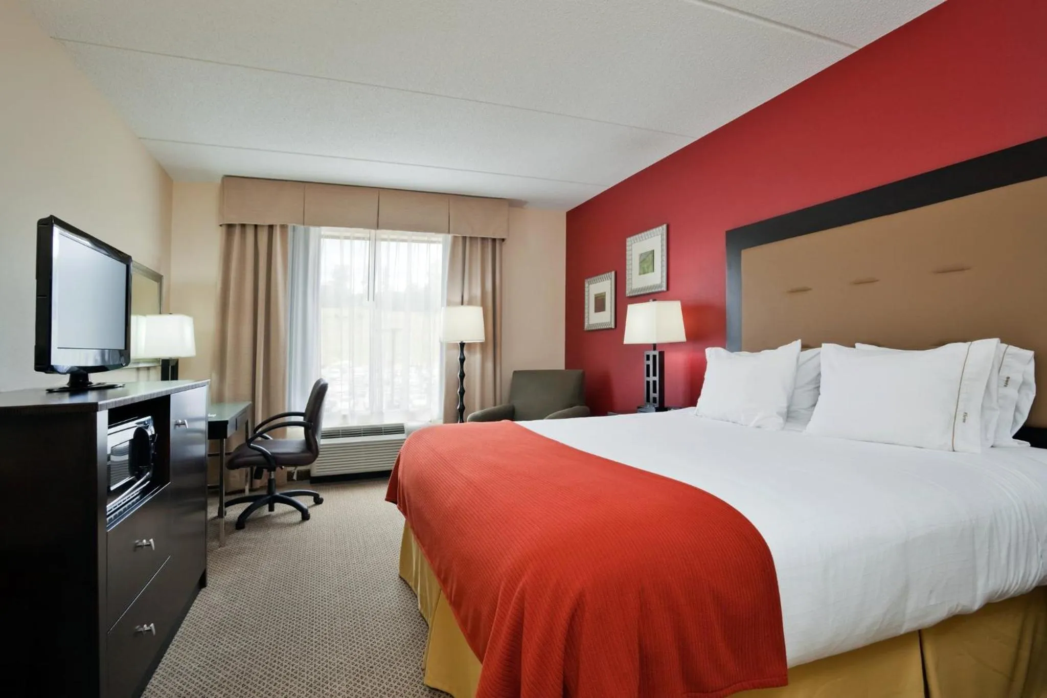 Photo of the whole room, Bed in Holiday Inn Express Hotel & Suites Kodak East-Sevierville by IHG