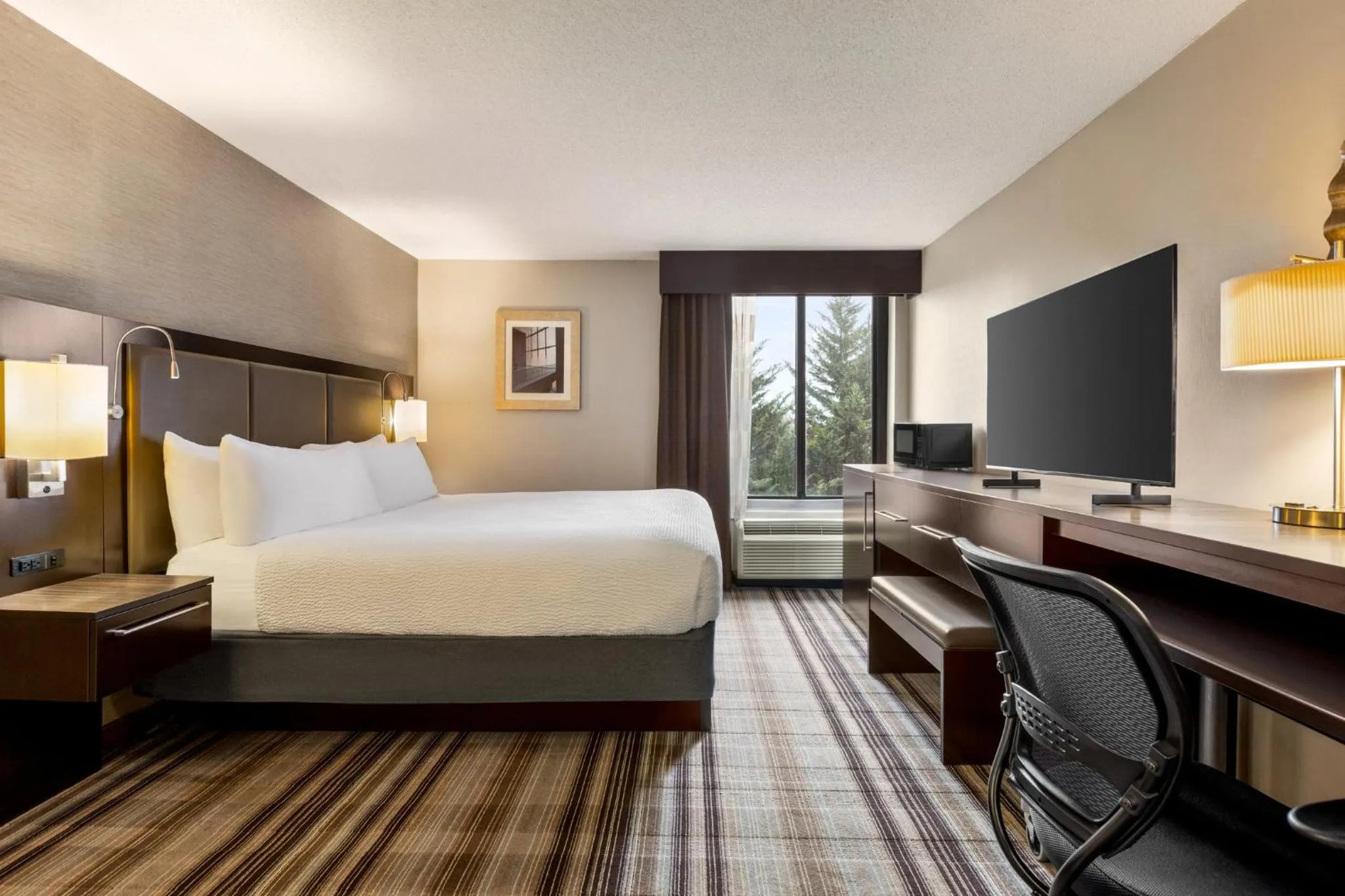 Photo of the whole room, Bed in Holiday Inn Gaithersburg by IHG