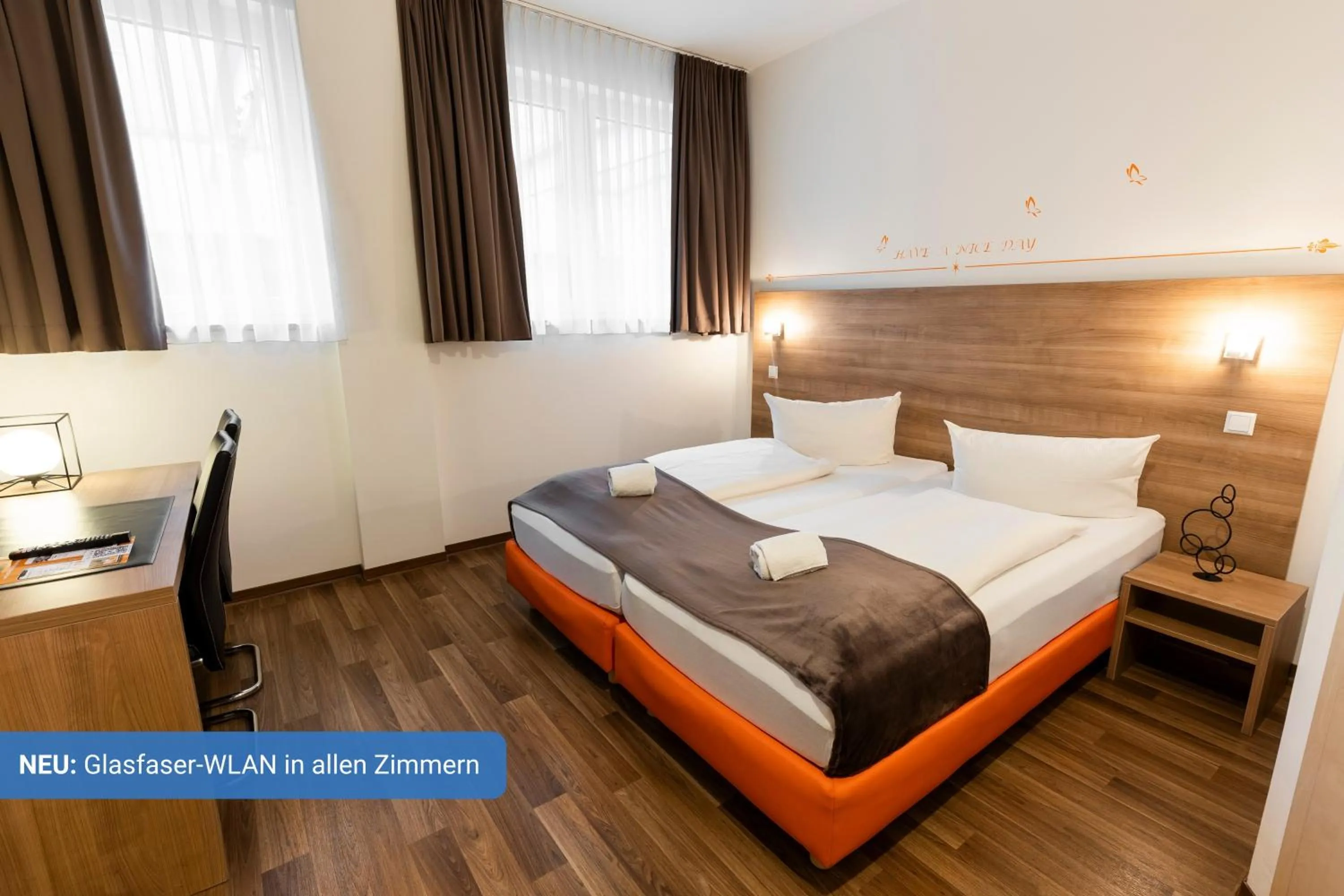 Bed in Orange Hotel und Apartments