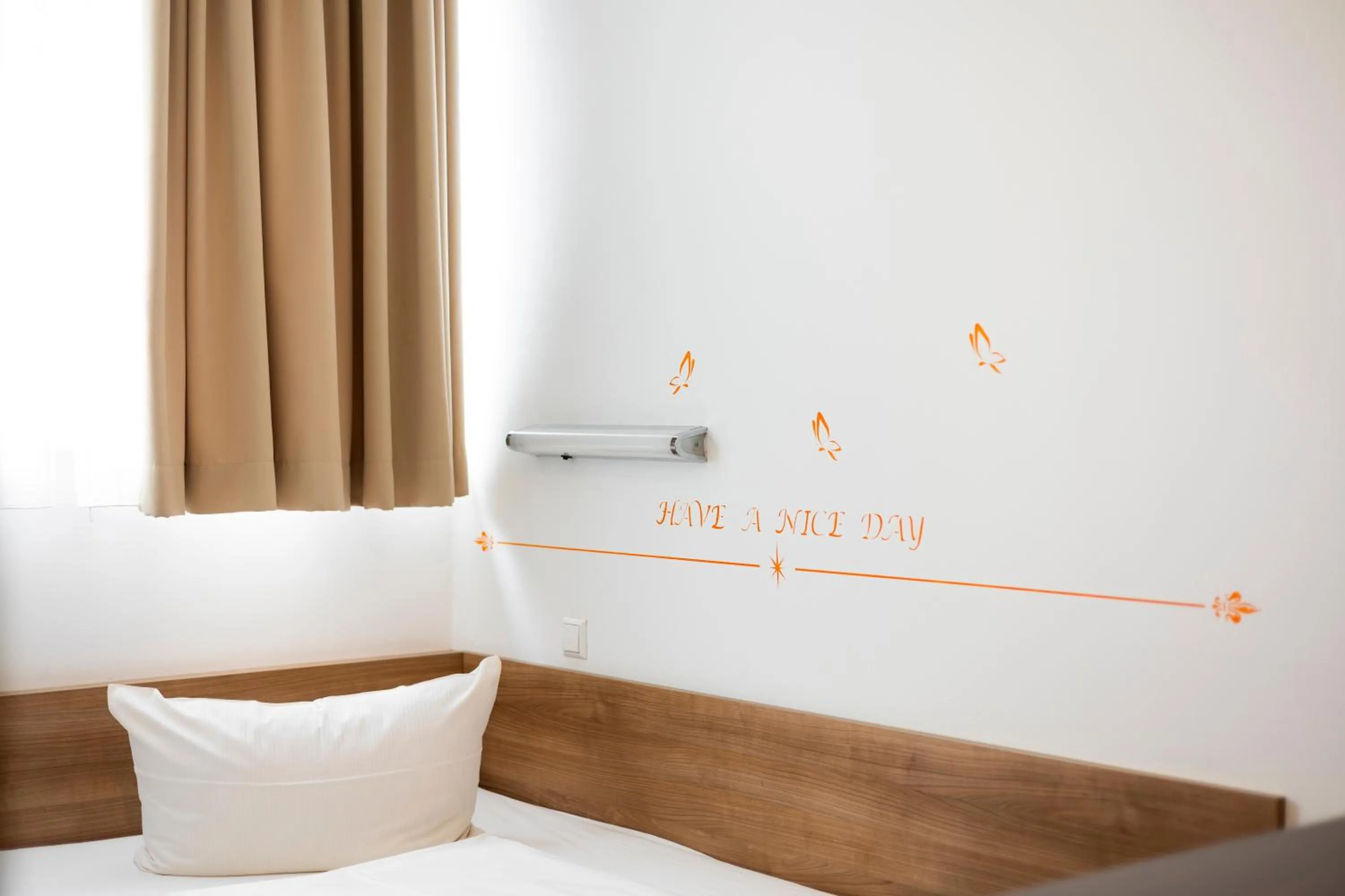 Bed in Orange Hotel und Apartments