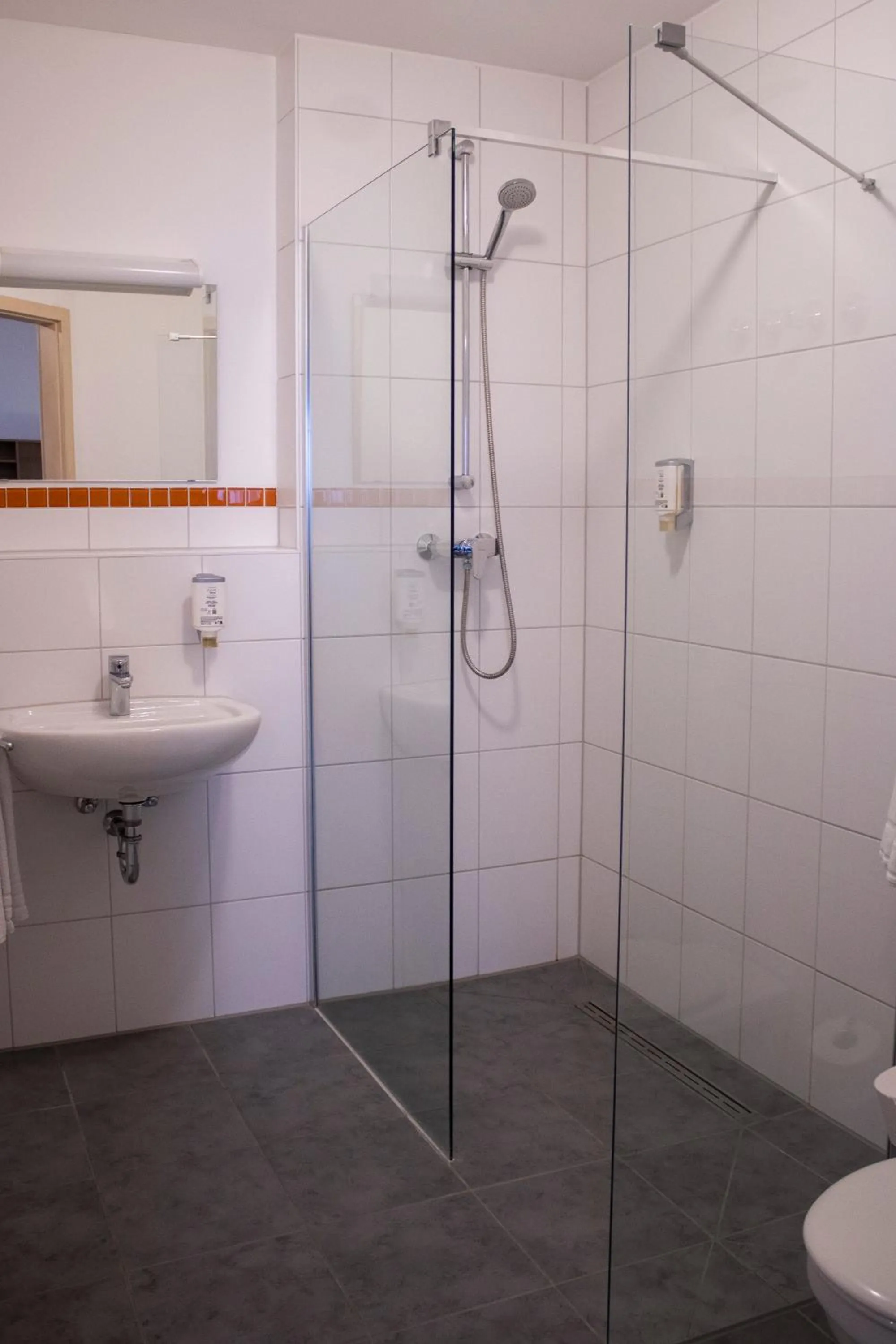 Bathroom in Orange Hotel und Apartments