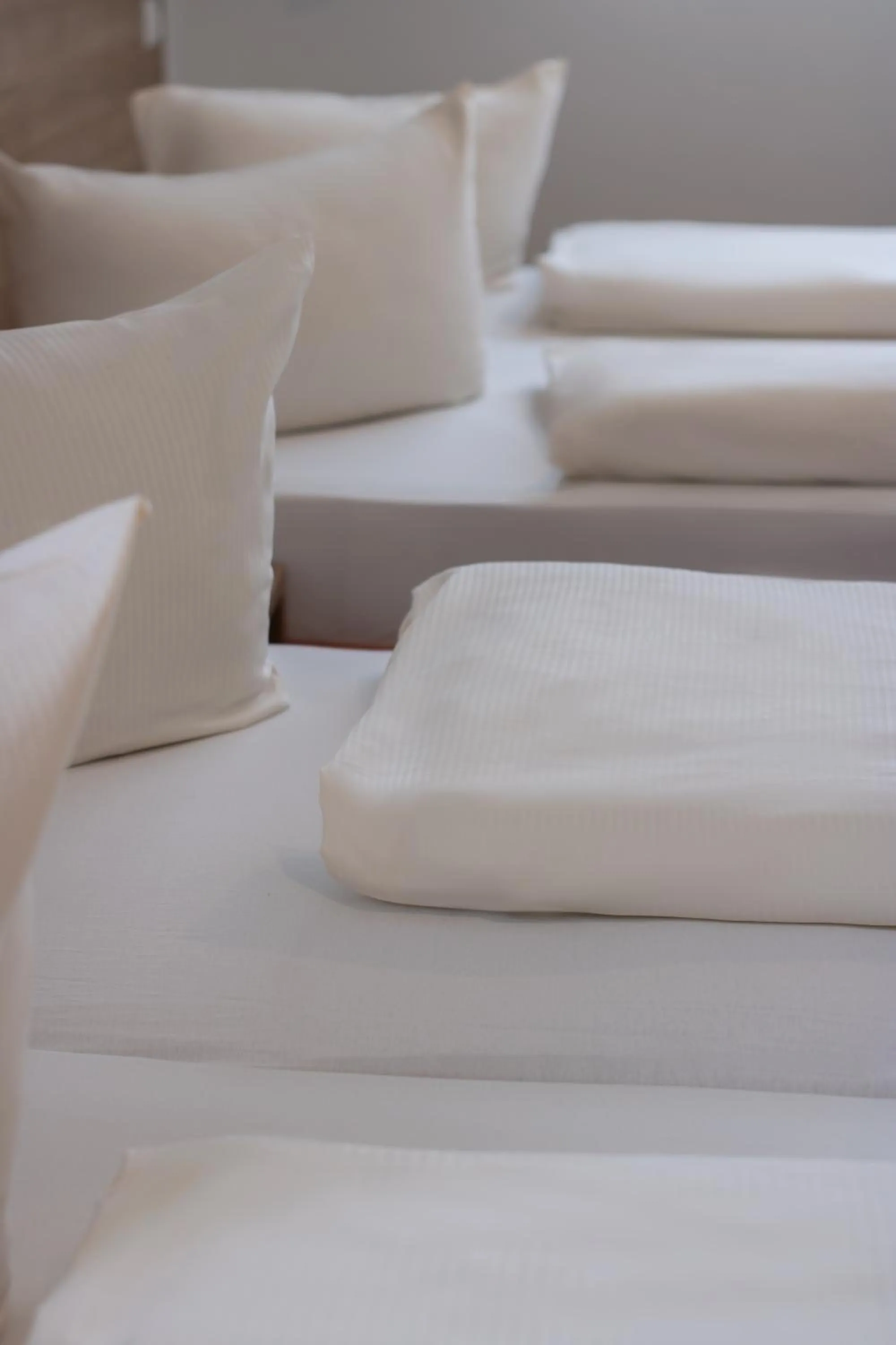 room service, Bed in Orange Hotel und Apartments