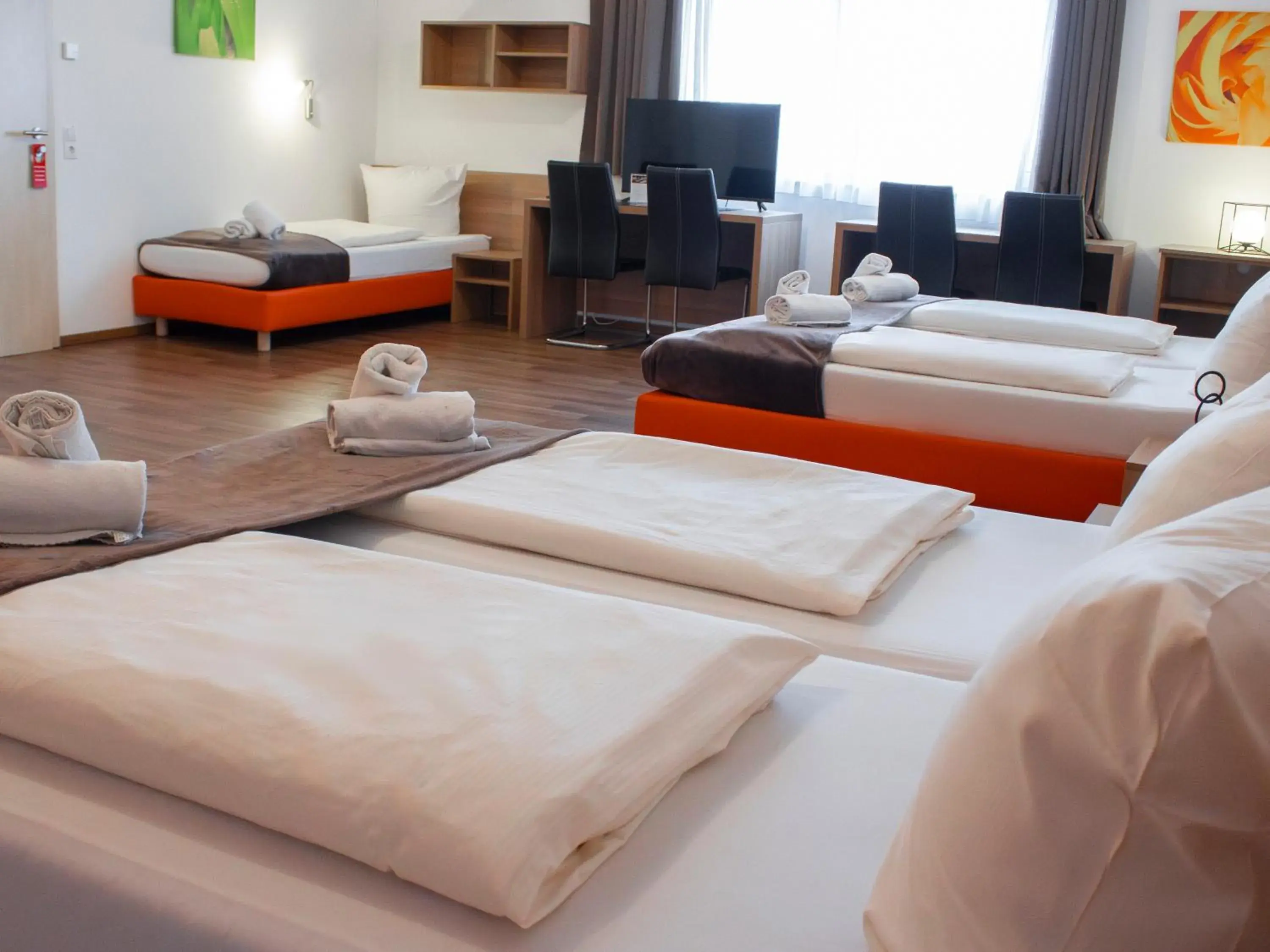 Family Room with Shower in Orange Hotel und Apartments Family Room with Shower in Orange Hotel und Apartments