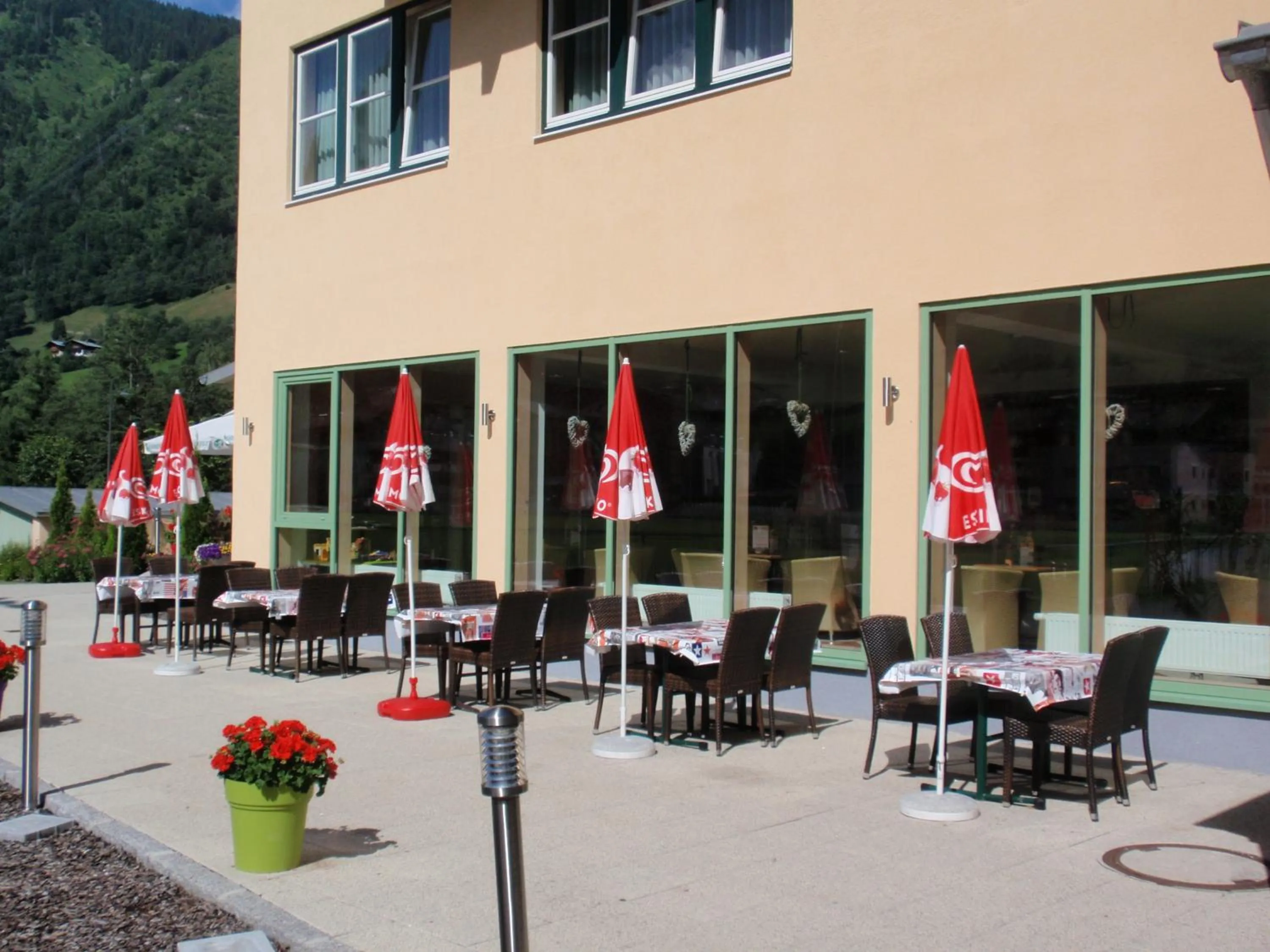 Restaurant/places to eat in JUFA Hotel Kaprun