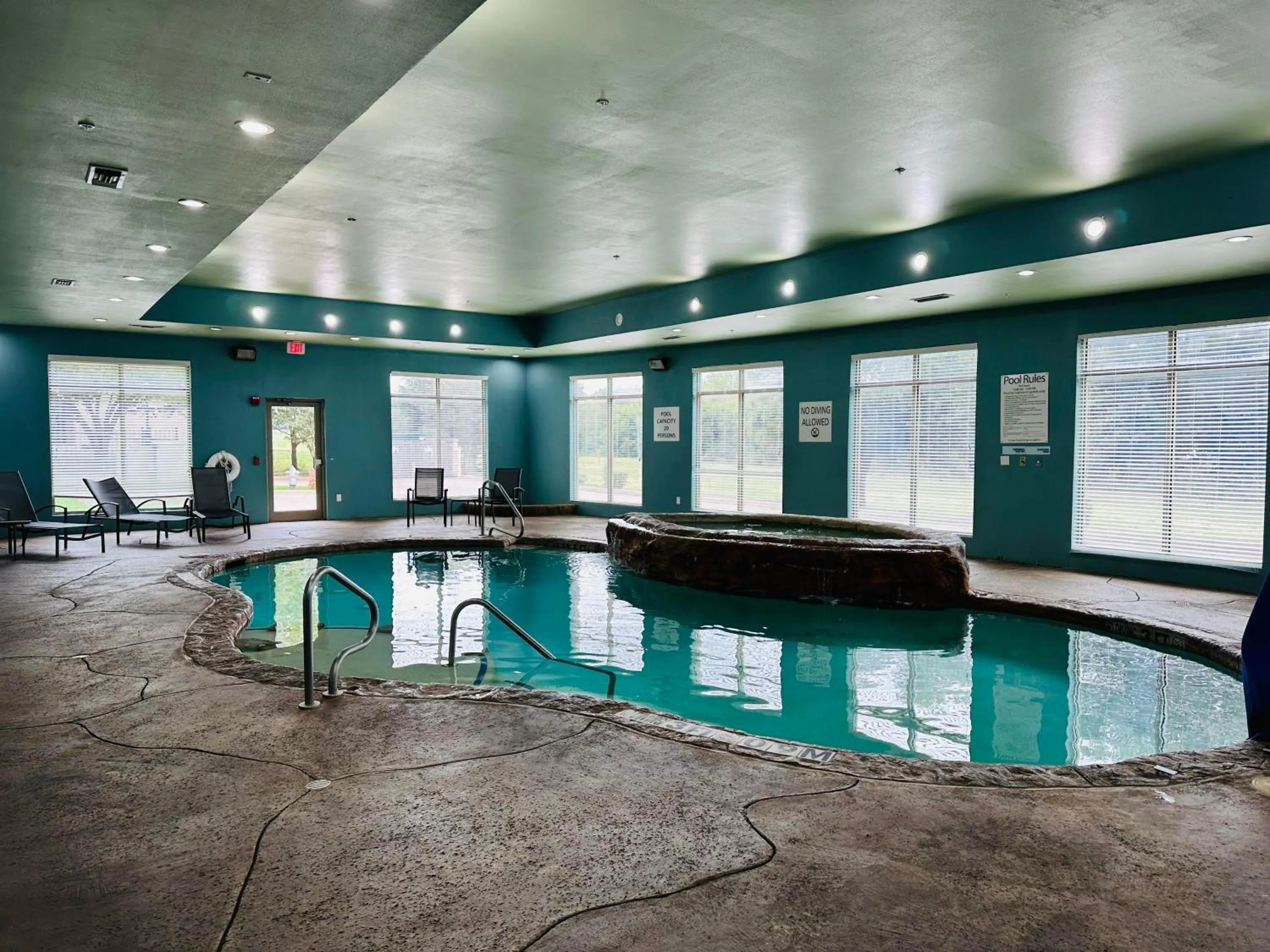 Swimming pool in Holiday Inn Express Hotel & Suites Mansfield by IHG