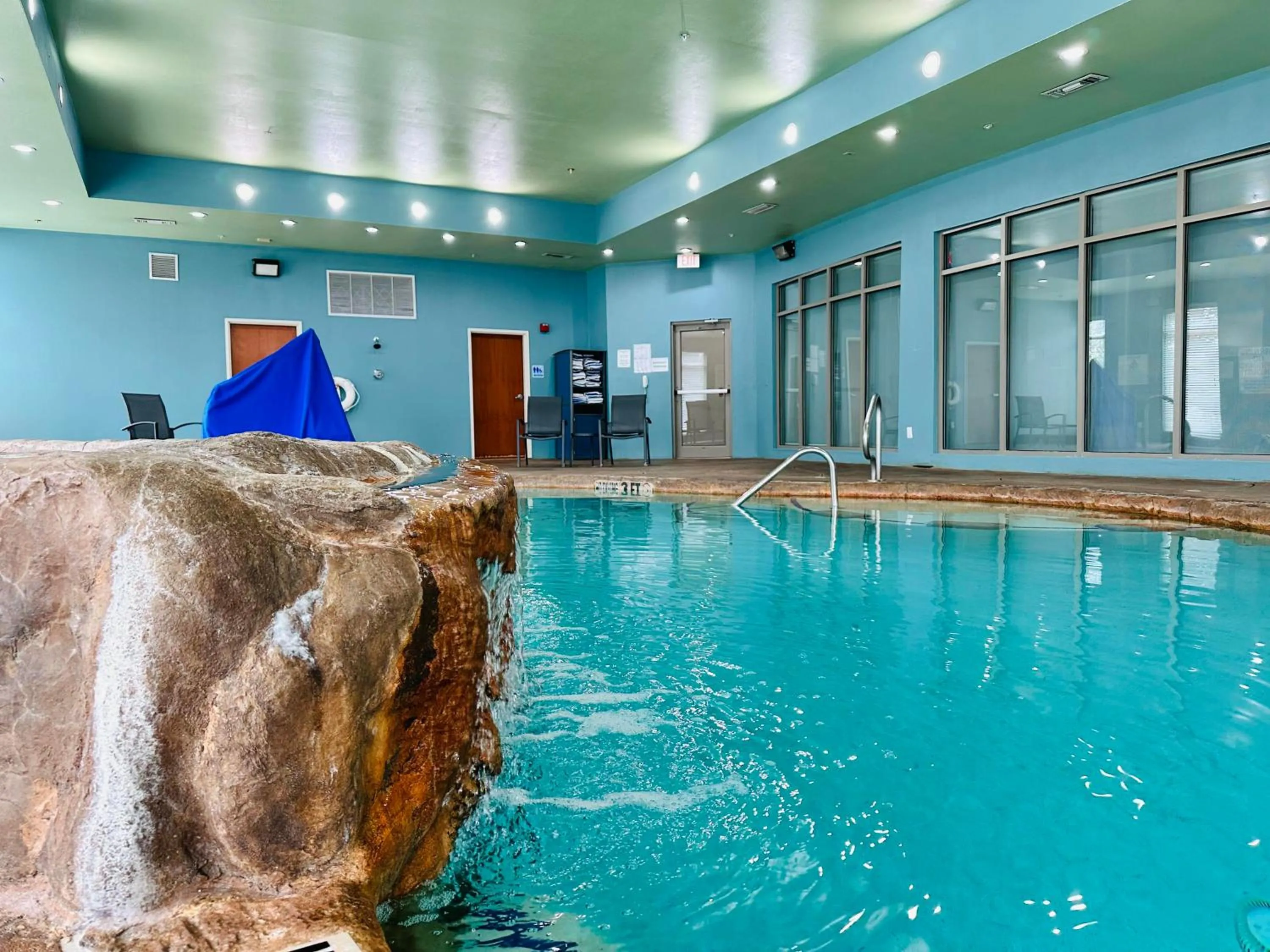 Swimming pool in Holiday Inn Express Hotel & Suites Mansfield by IHG