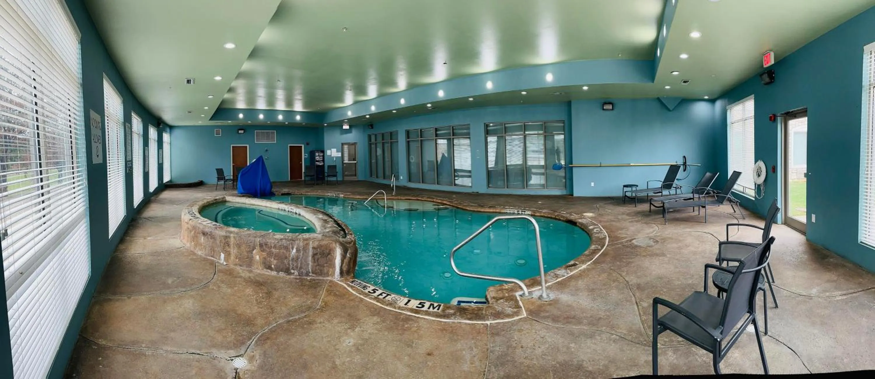 Swimming pool in Holiday Inn Express Hotel & Suites Mansfield by IHG