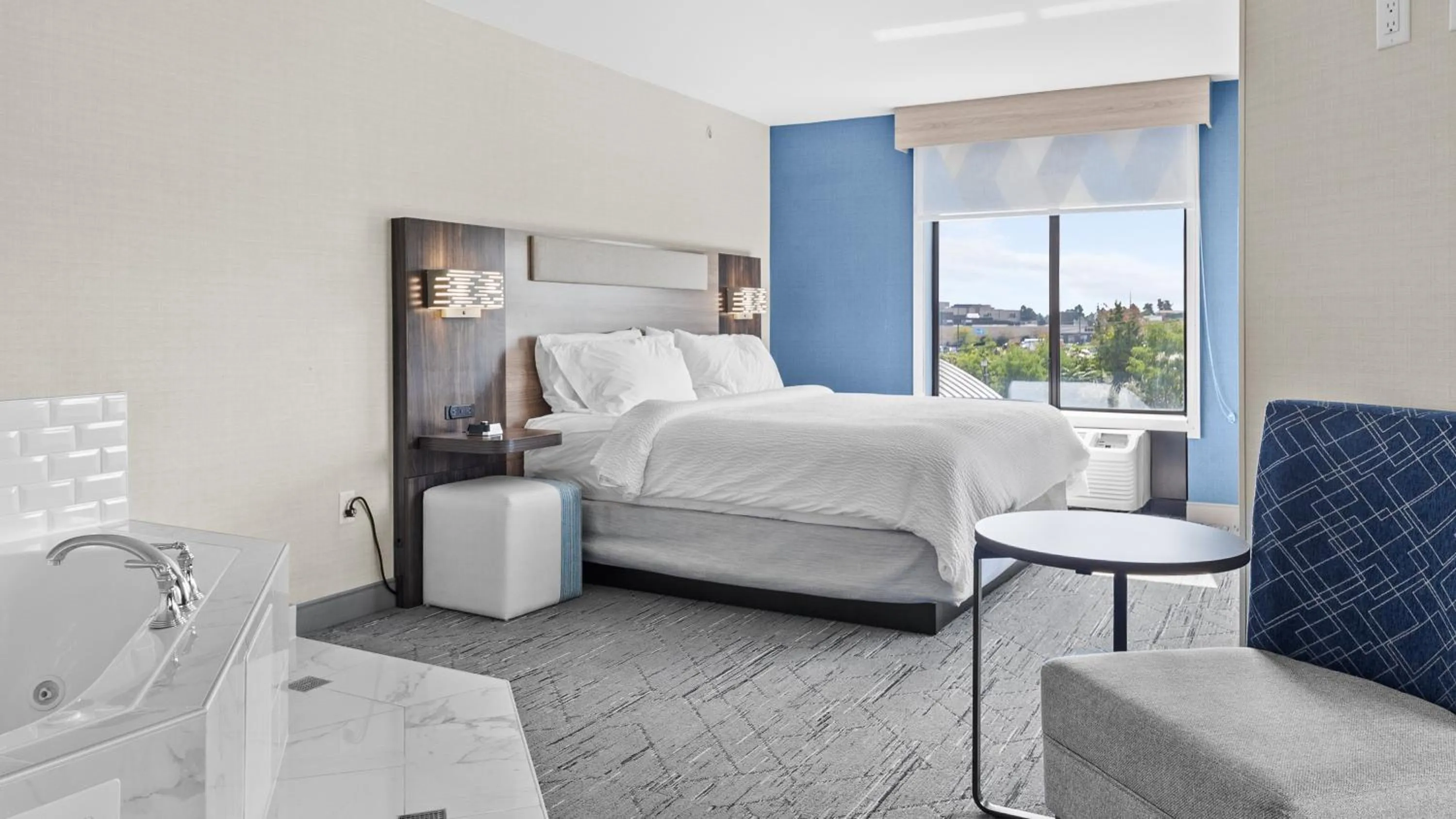 Photo of the whole room, Bed in Holiday Inn Express Hotel & Suites Manchester - Airport by IHG