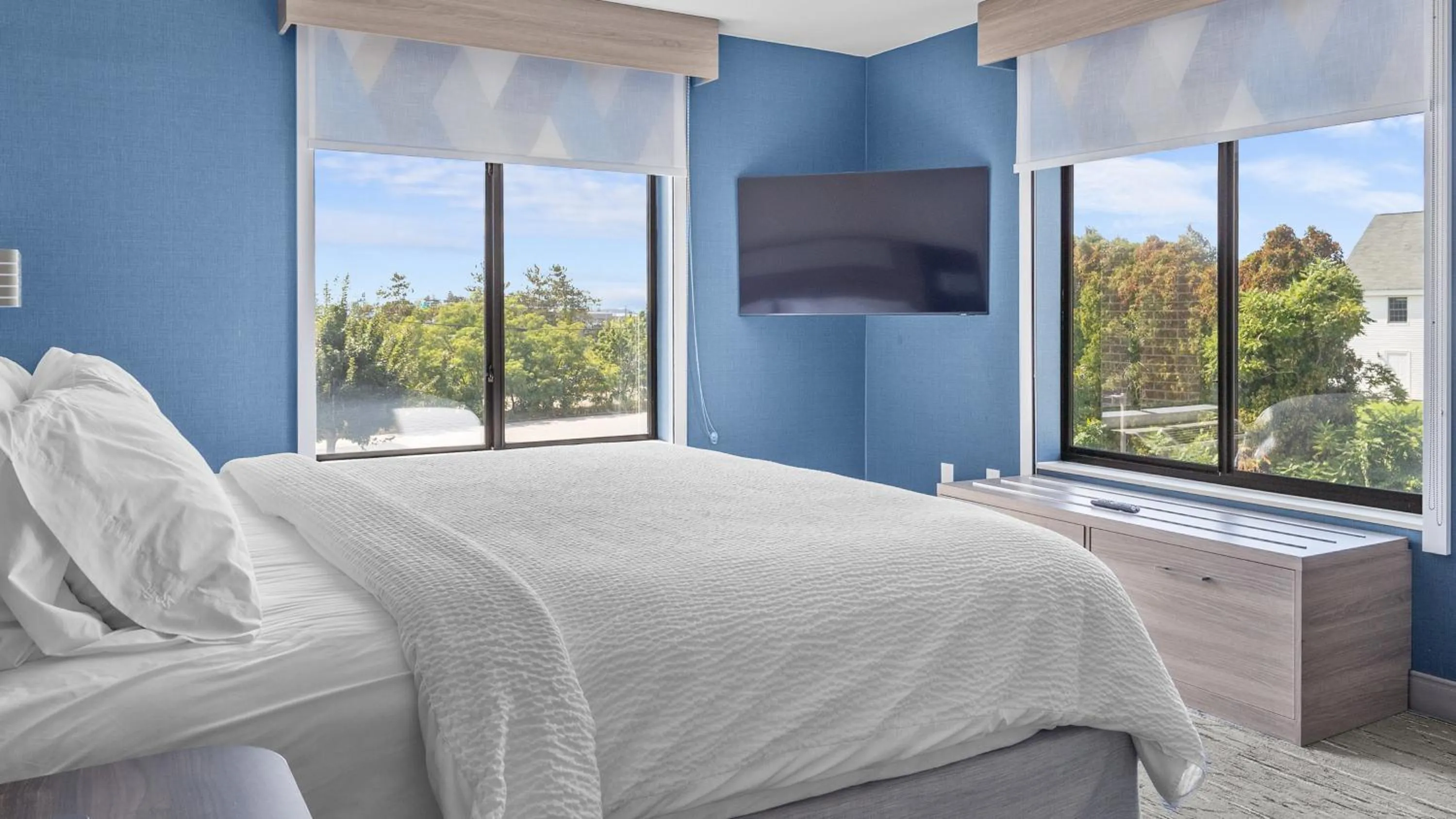 Photo of the whole room, Bed in Holiday Inn Express Hotel & Suites Manchester - Airport by IHG