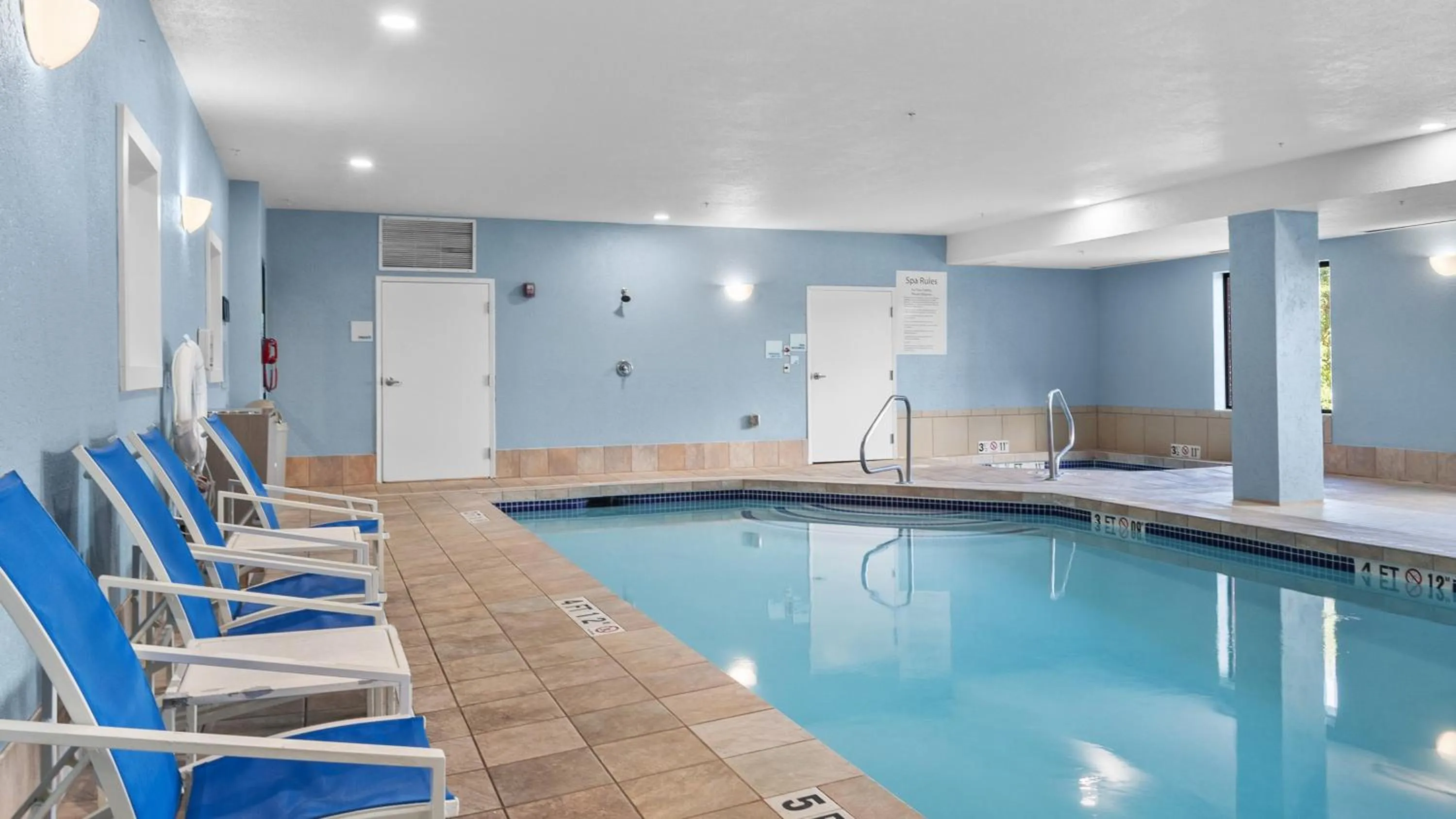 Swimming pool in Holiday Inn Express Hotel & Suites Manchester - Airport by IHG