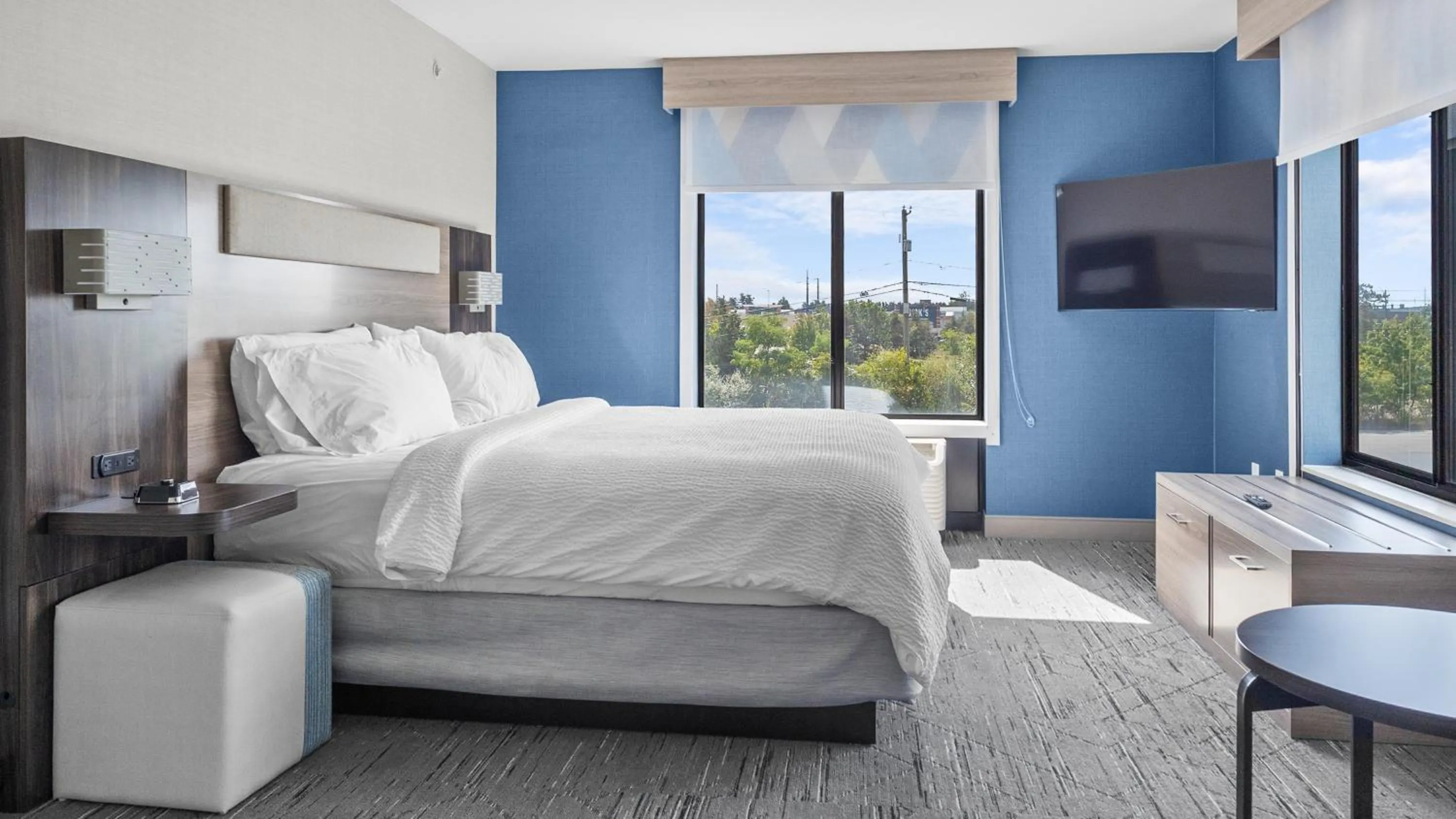 Photo of the whole room, Bed in Holiday Inn Express Hotel & Suites Manchester - Airport by IHG