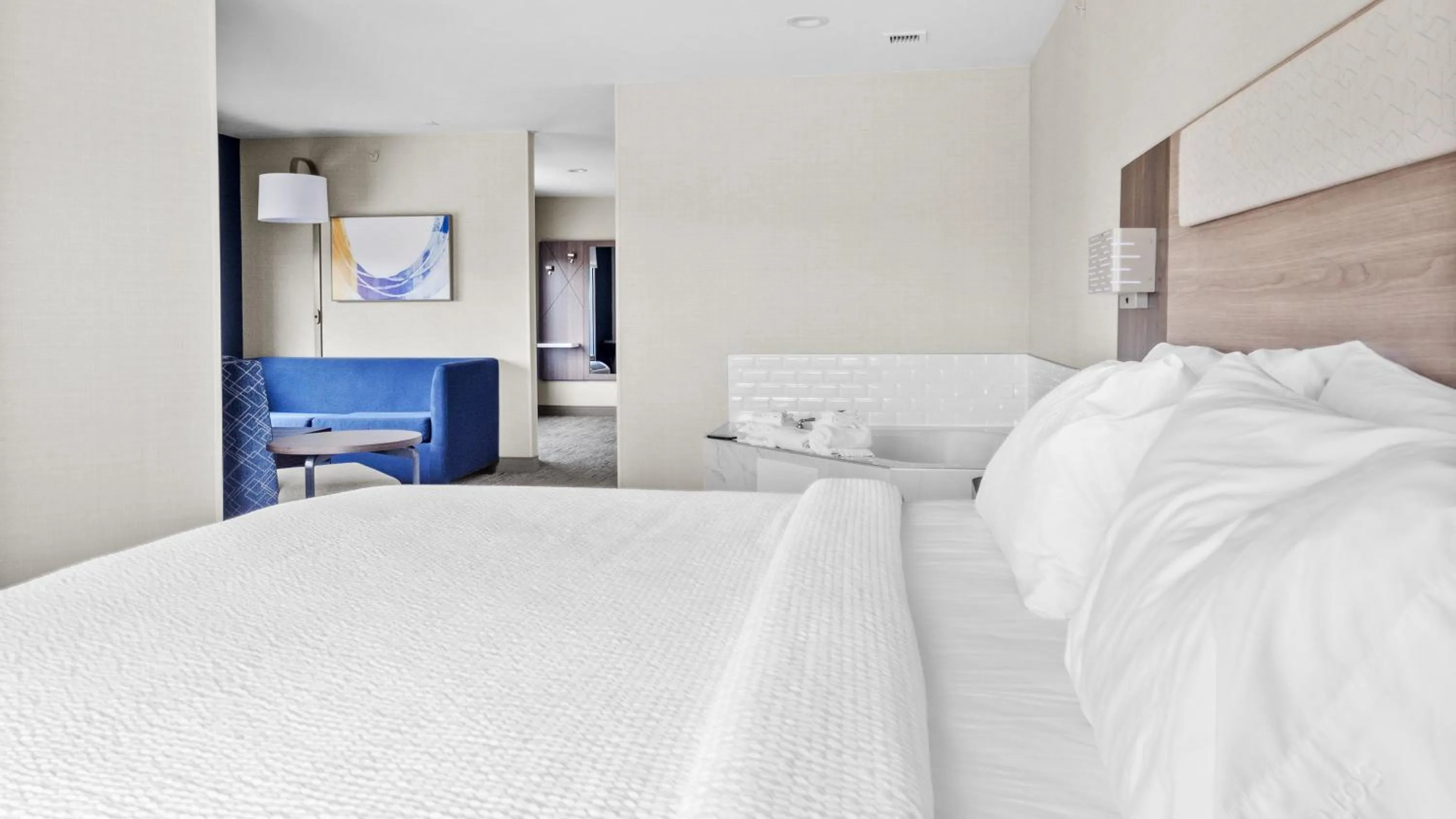 Photo of the whole room, Bed in Holiday Inn Express Hotel & Suites Manchester - Airport by IHG