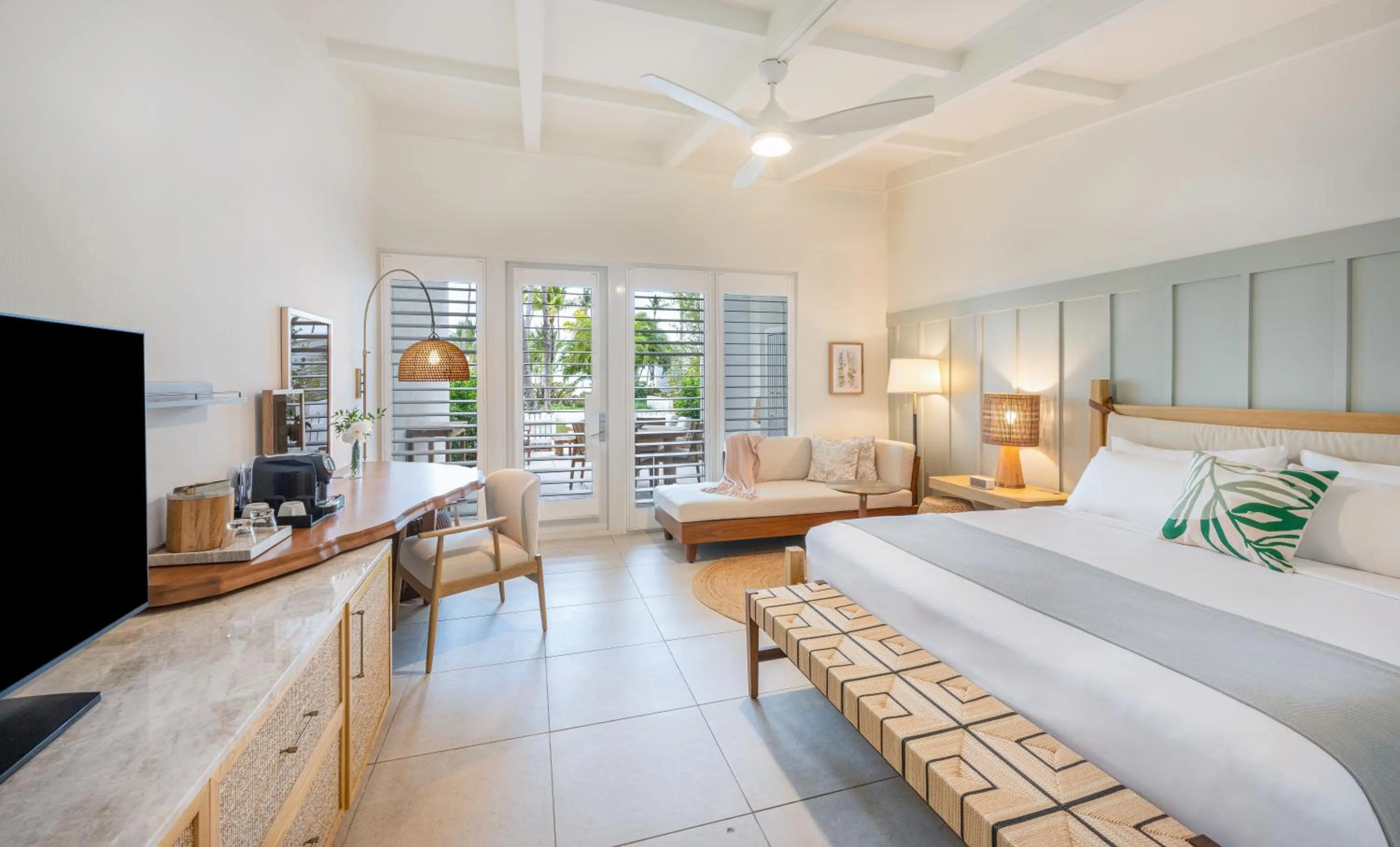 Seating area, Bed in Islander Resort