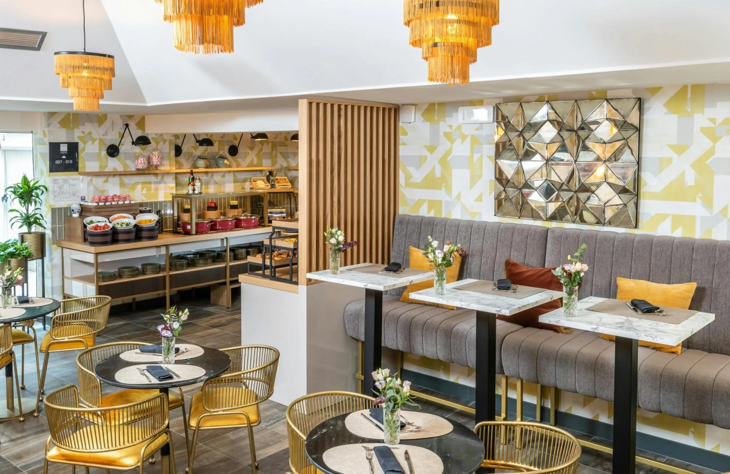 Breakfast in Leonardo Boutique Hotel Rome Termini