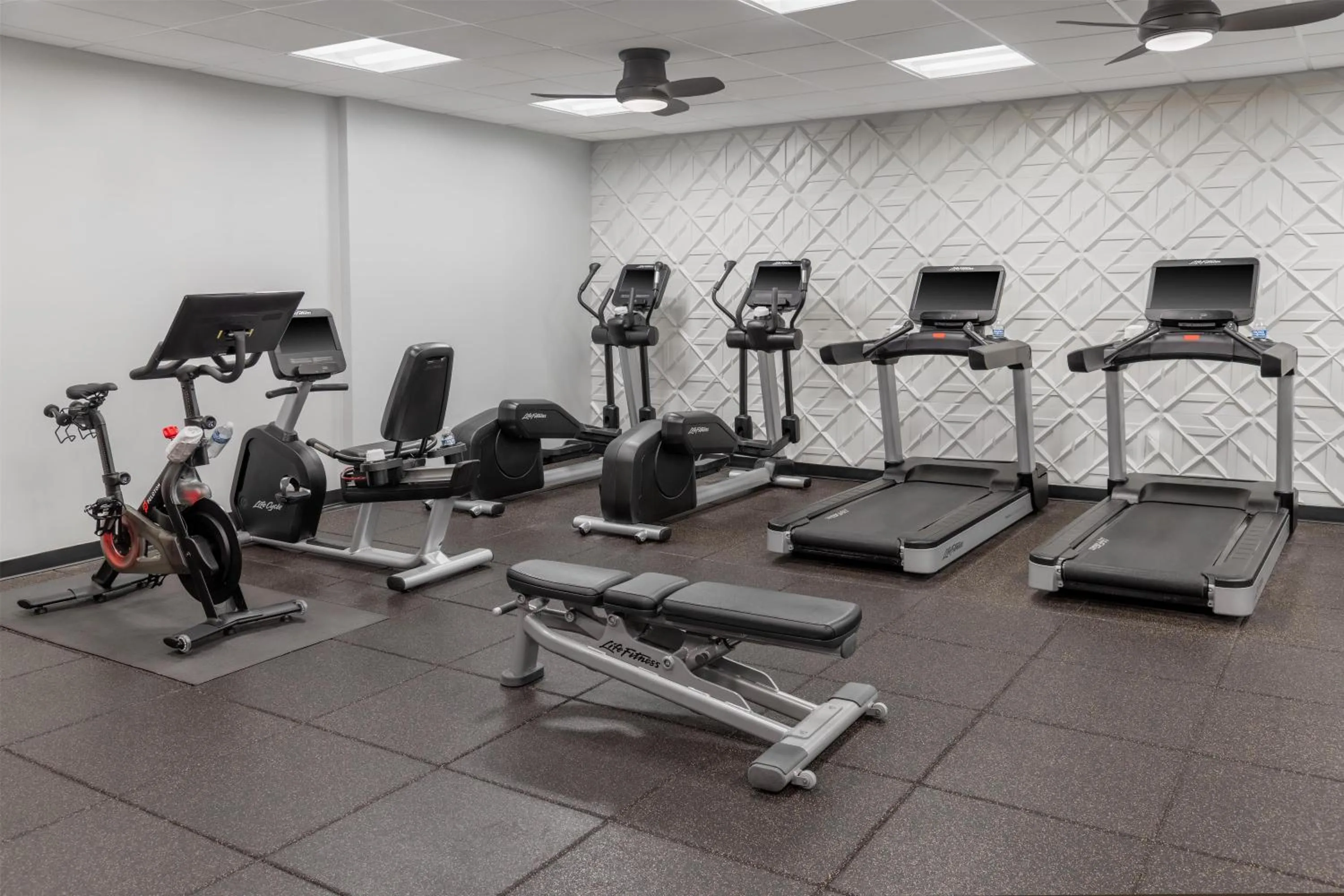Fitness centre/facilities in DoubleTree by Hilton McLean Tysons