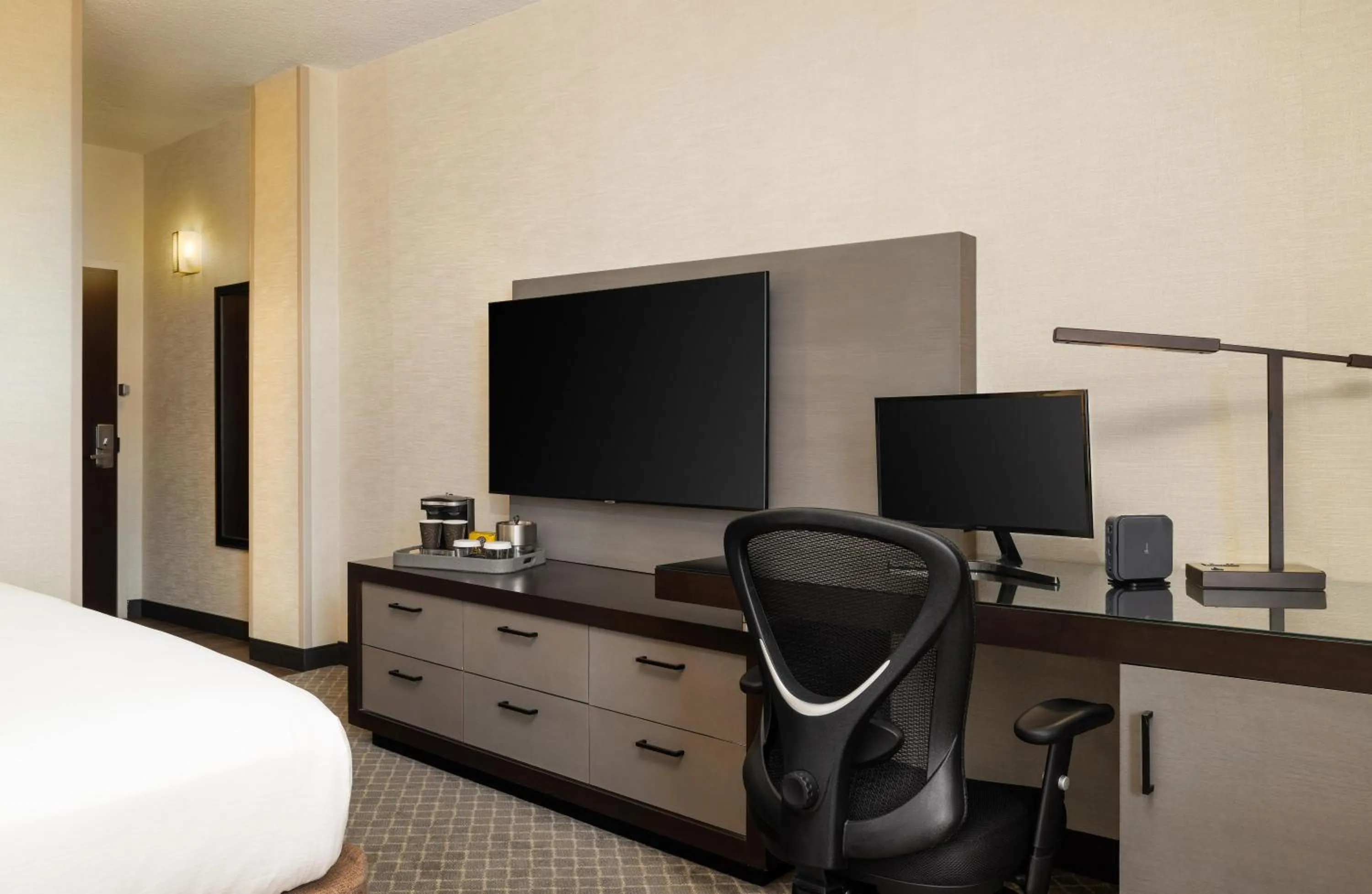 Bedroom in DoubleTree by Hilton McLean Tysons