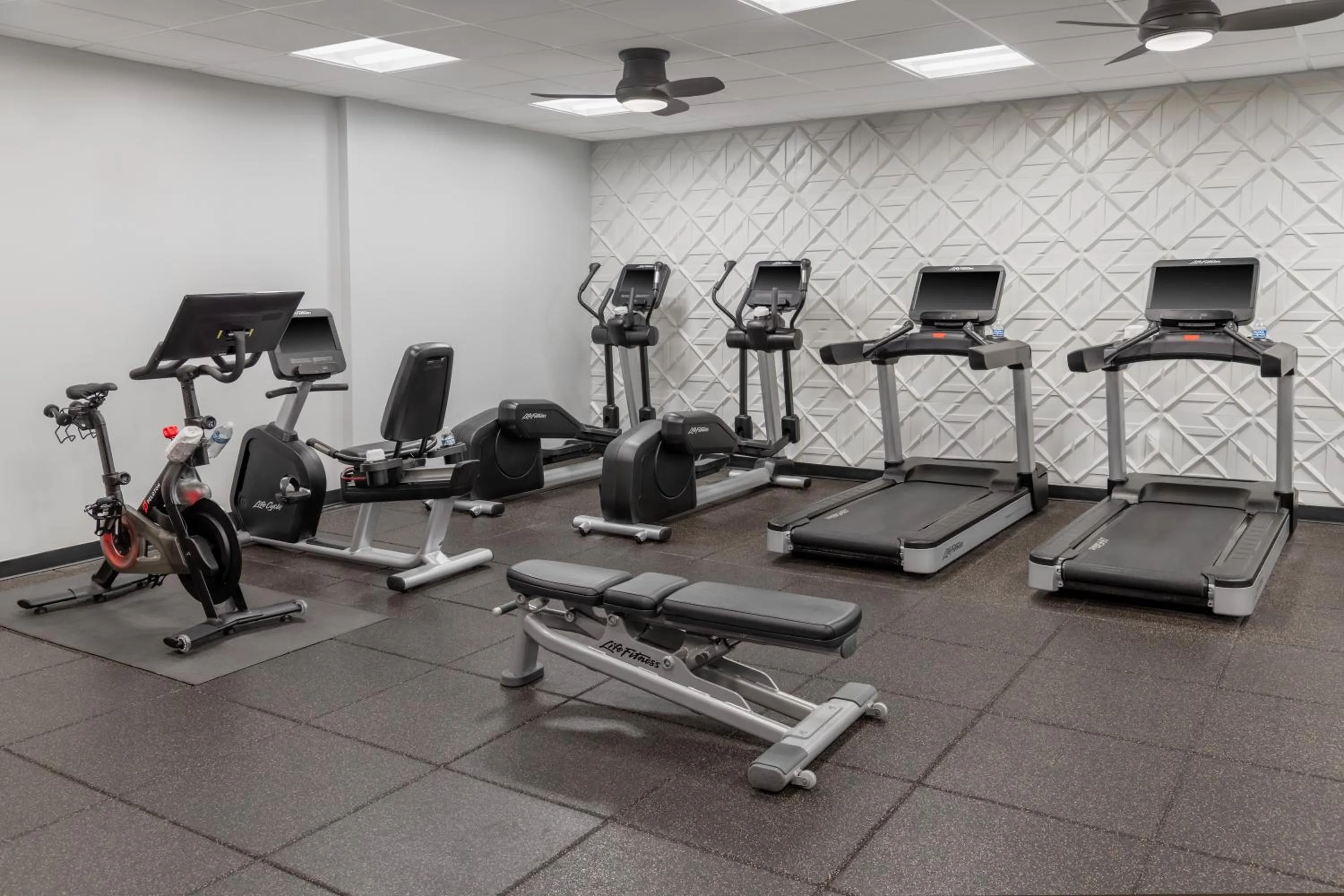 Fitness centre/facilities in DoubleTree by Hilton McLean Tysons