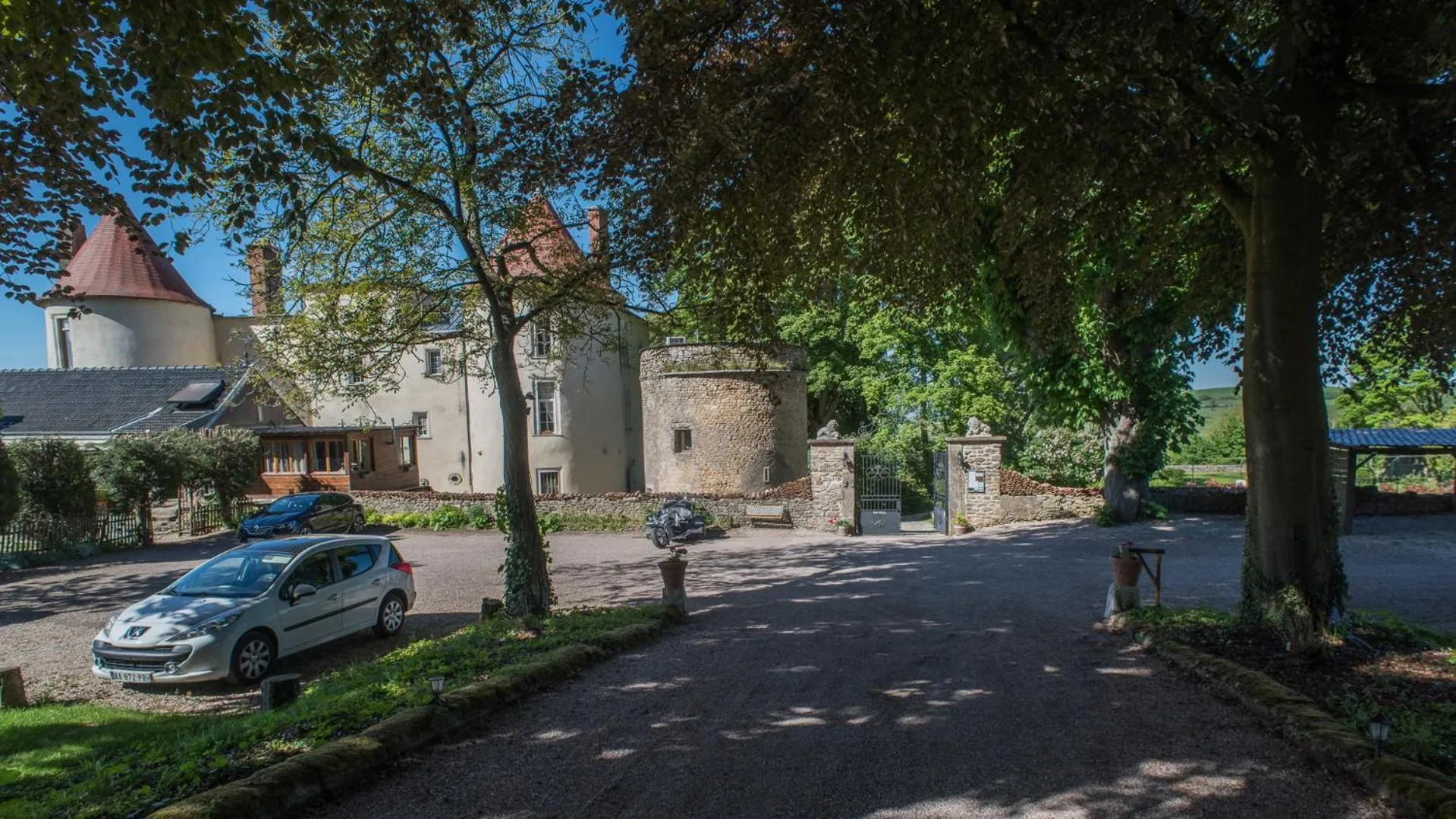 Property building in Bed and Breakfast Le Château de Morey