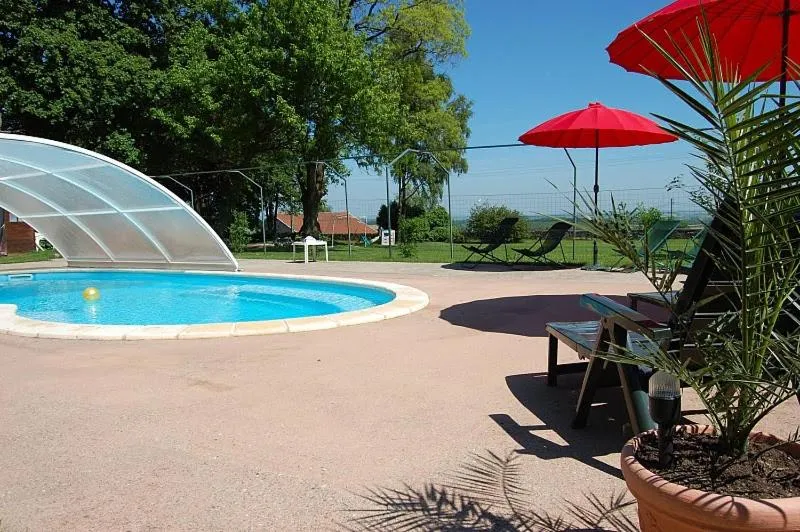 Swimming pool in Bed and Breakfast Le Château de Morey