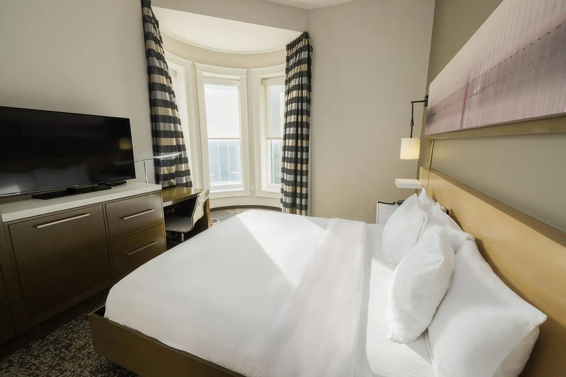 Photo of the whole room, Bed in voco Hotel Napoleon Memphis by IHG