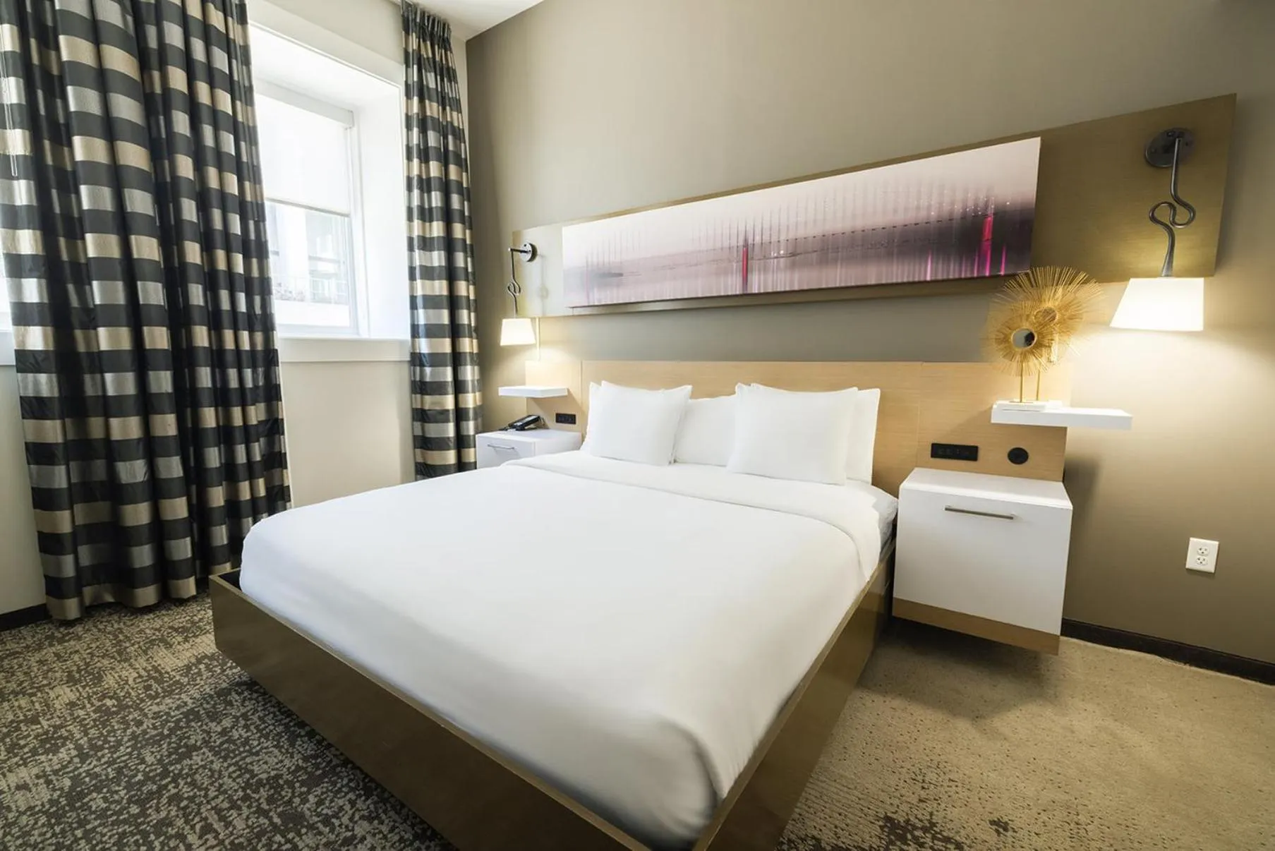 Photo of the whole room, Bed in voco Hotel Napoleon Memphis by IHG