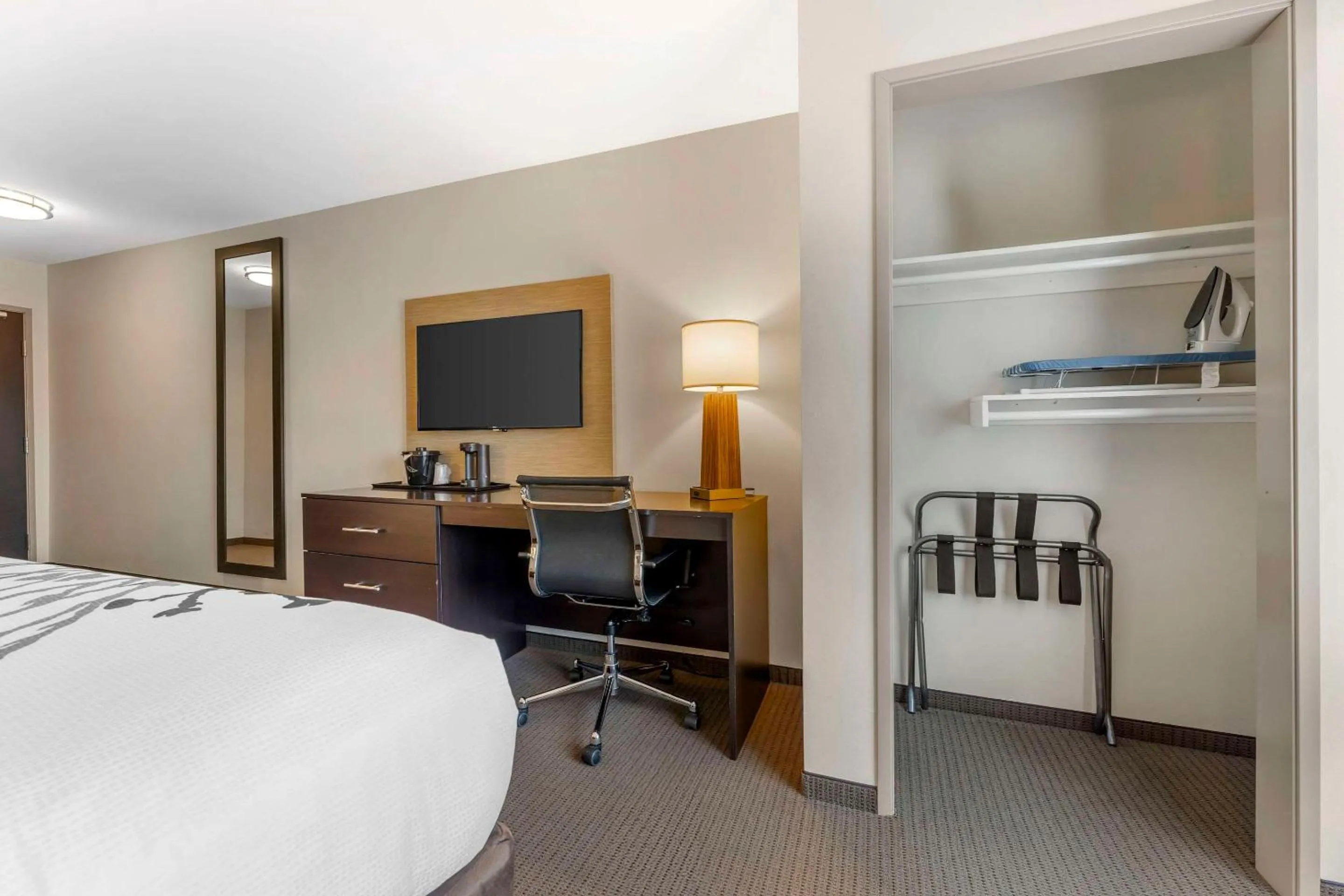 Bedroom, Bed in Sleep Inn & Suites Cumberland