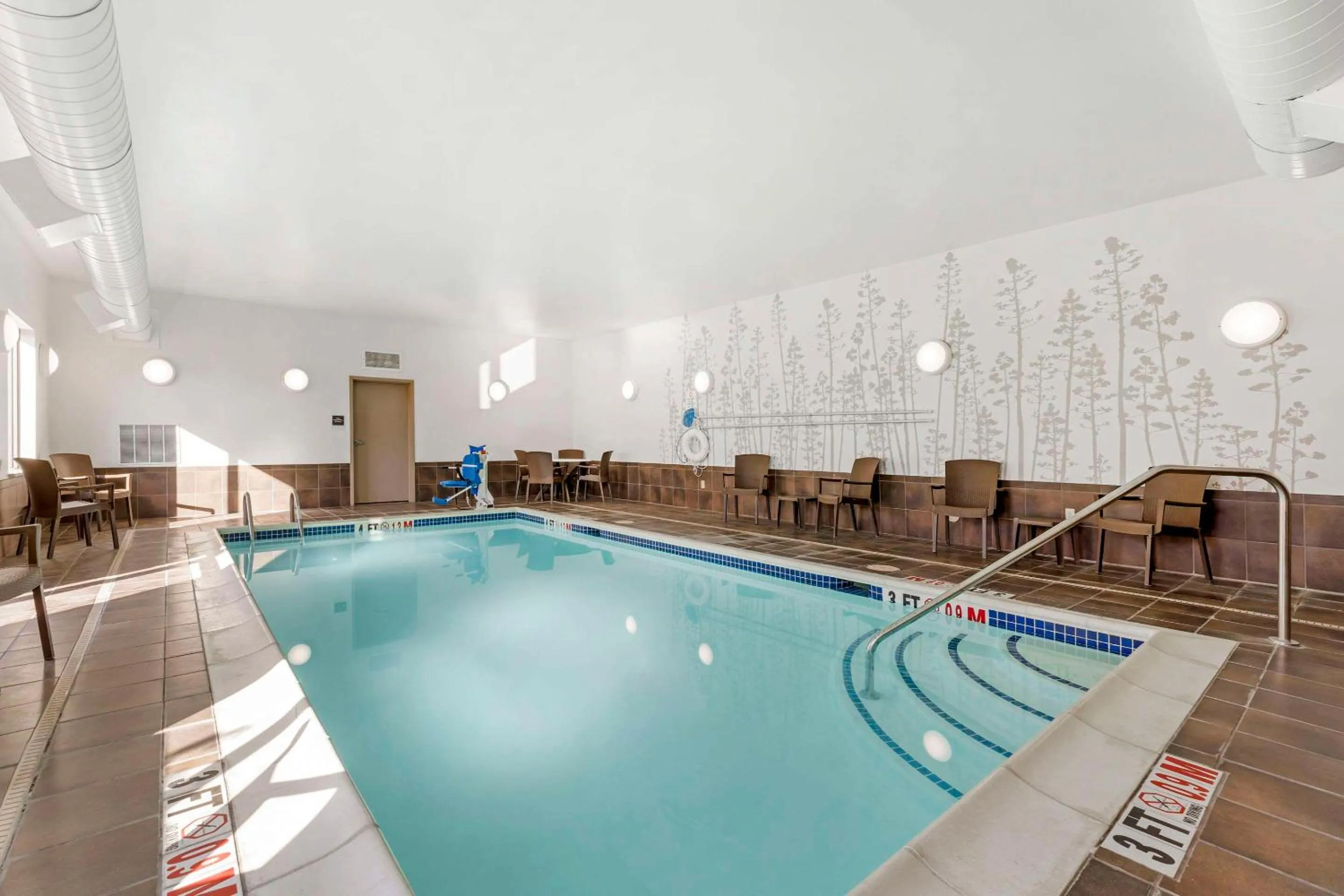 Swimming pool in Sleep Inn & Suites Cumberland