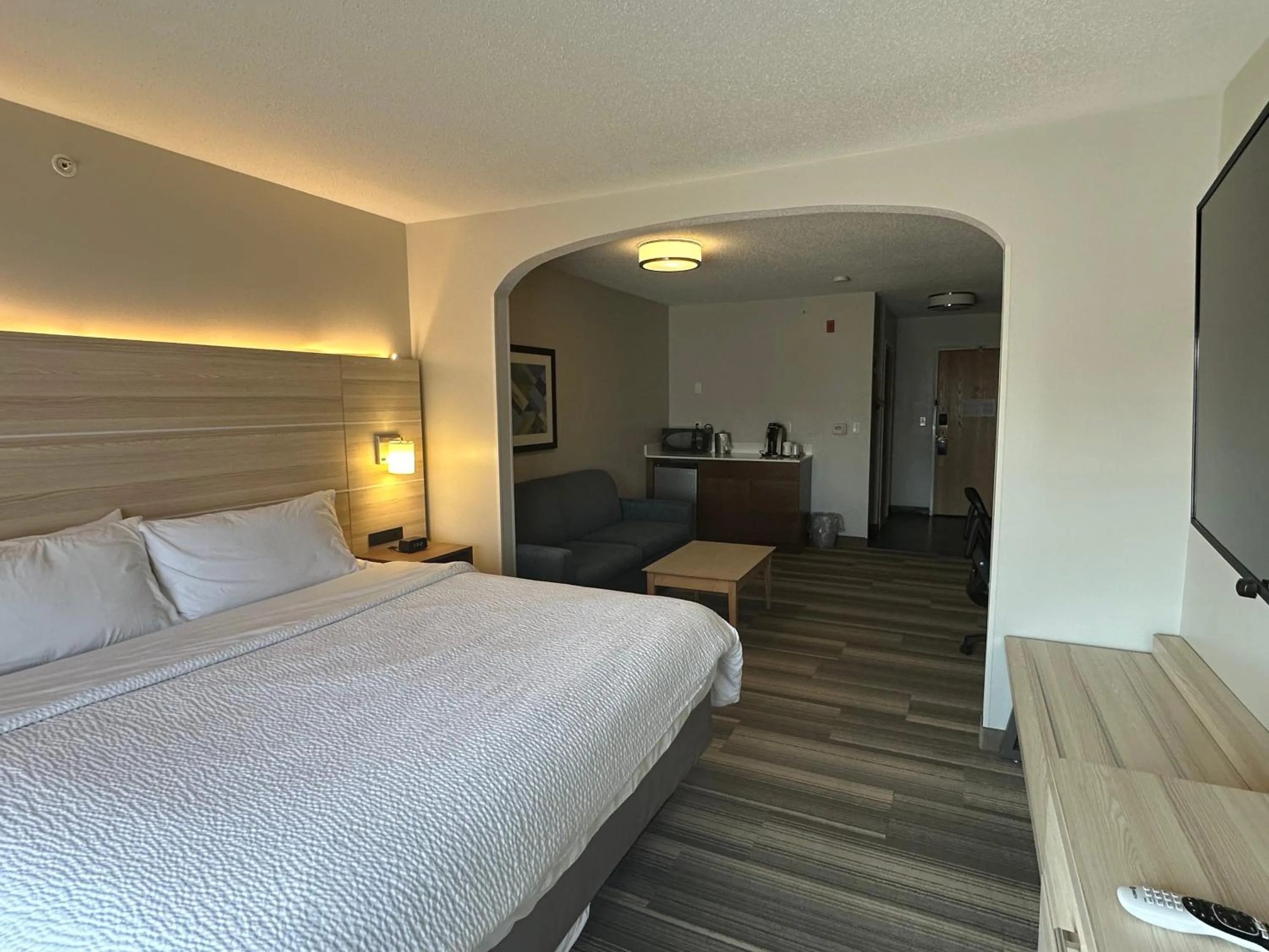 Seating area, Bed in Holiday Inn Express Hotel & Suites Chesterfield - Selfridge Area by IHG