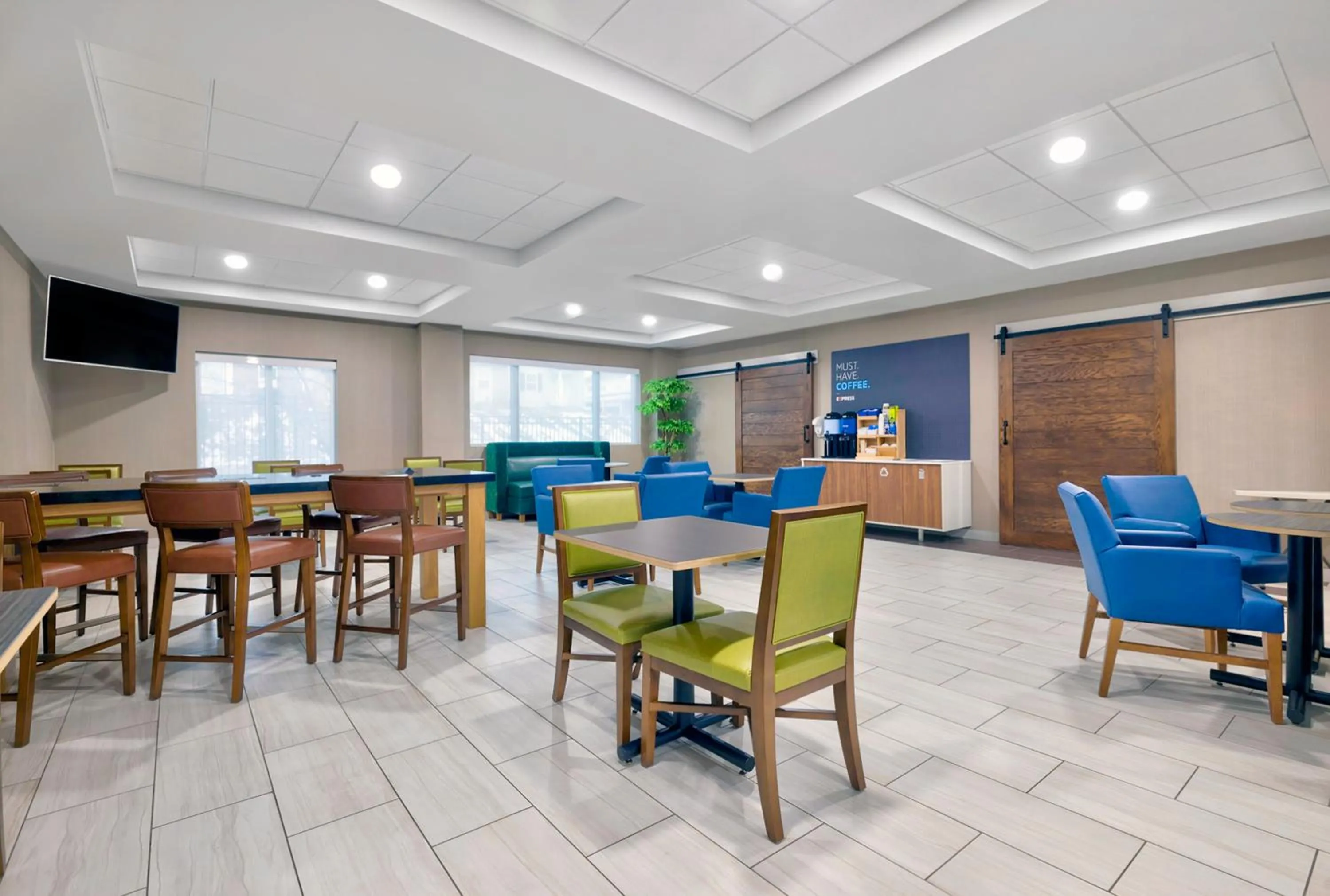 Breakfast in Holiday Inn Express Hotel & Suites Kansas City - Grandview by IHG