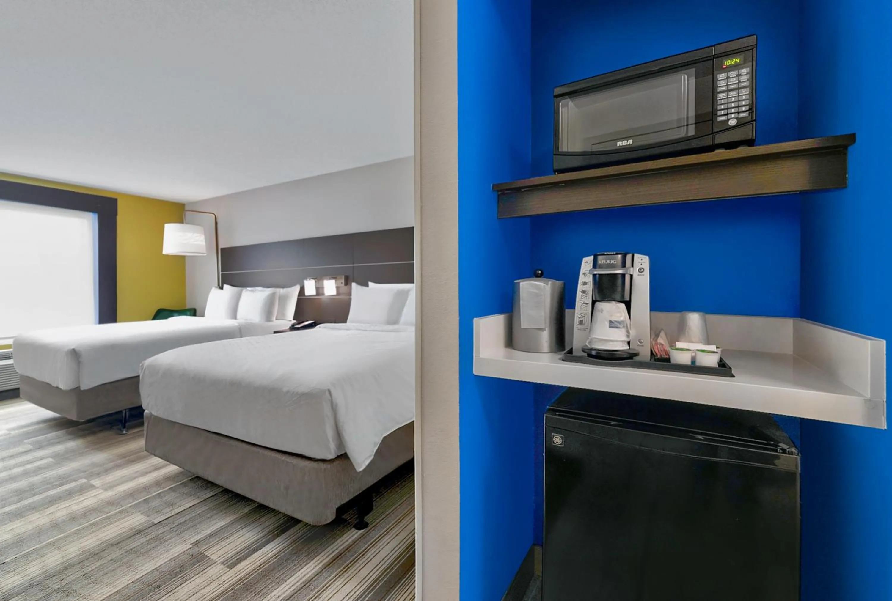 Photo of the whole room, Bed in Holiday Inn Express Hotel & Suites Kansas City - Grandview by IHG