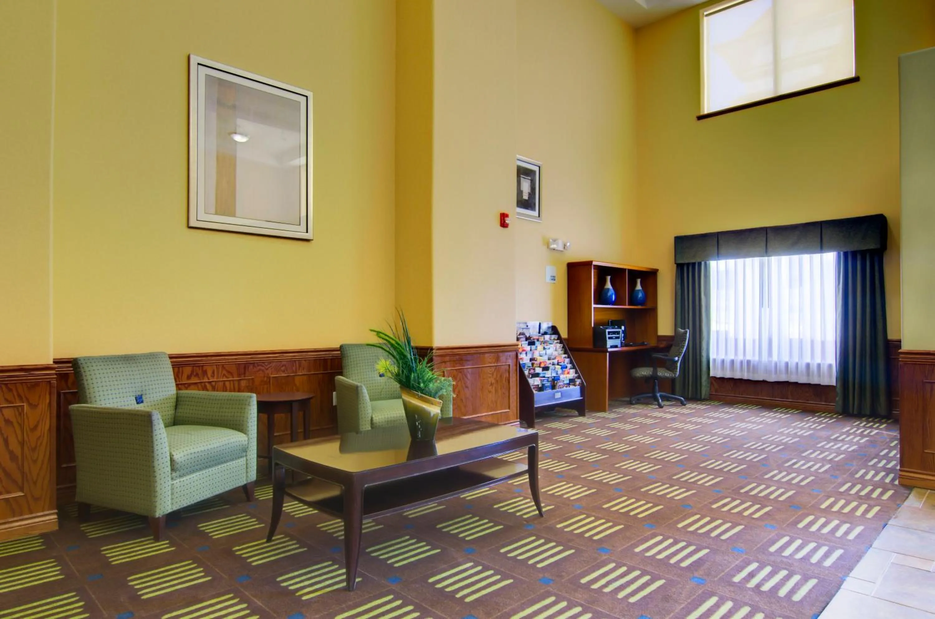 Lobby or reception in Holiday Inn Express Hotel & Suites Kansas City Sports Complex by IHG