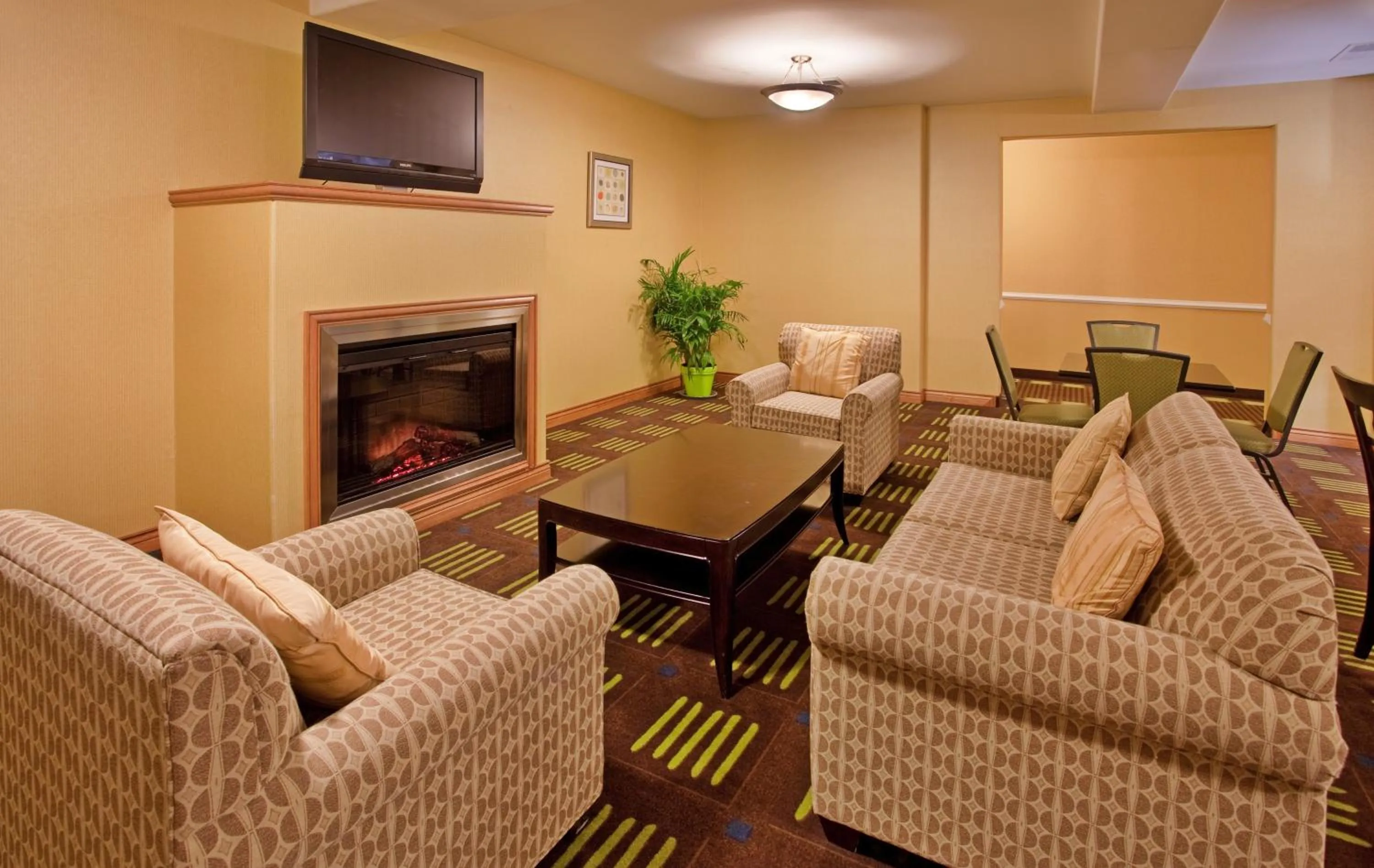 Restaurant/places to eat in Holiday Inn Express Hotel & Suites Kansas City Sports Complex by IHG