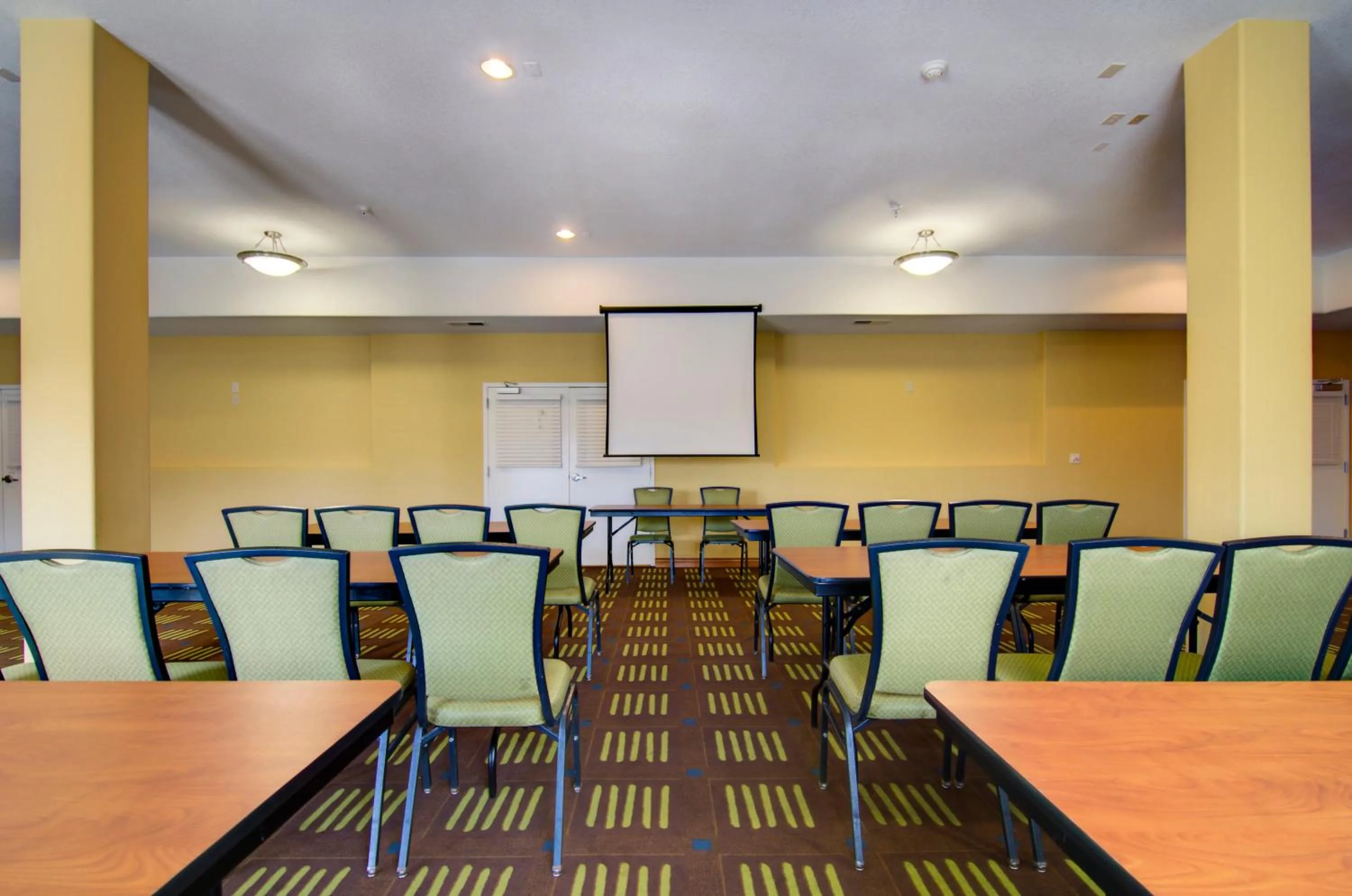 Meeting/conference room in Holiday Inn Express Hotel & Suites Kansas City Sports Complex by IHG