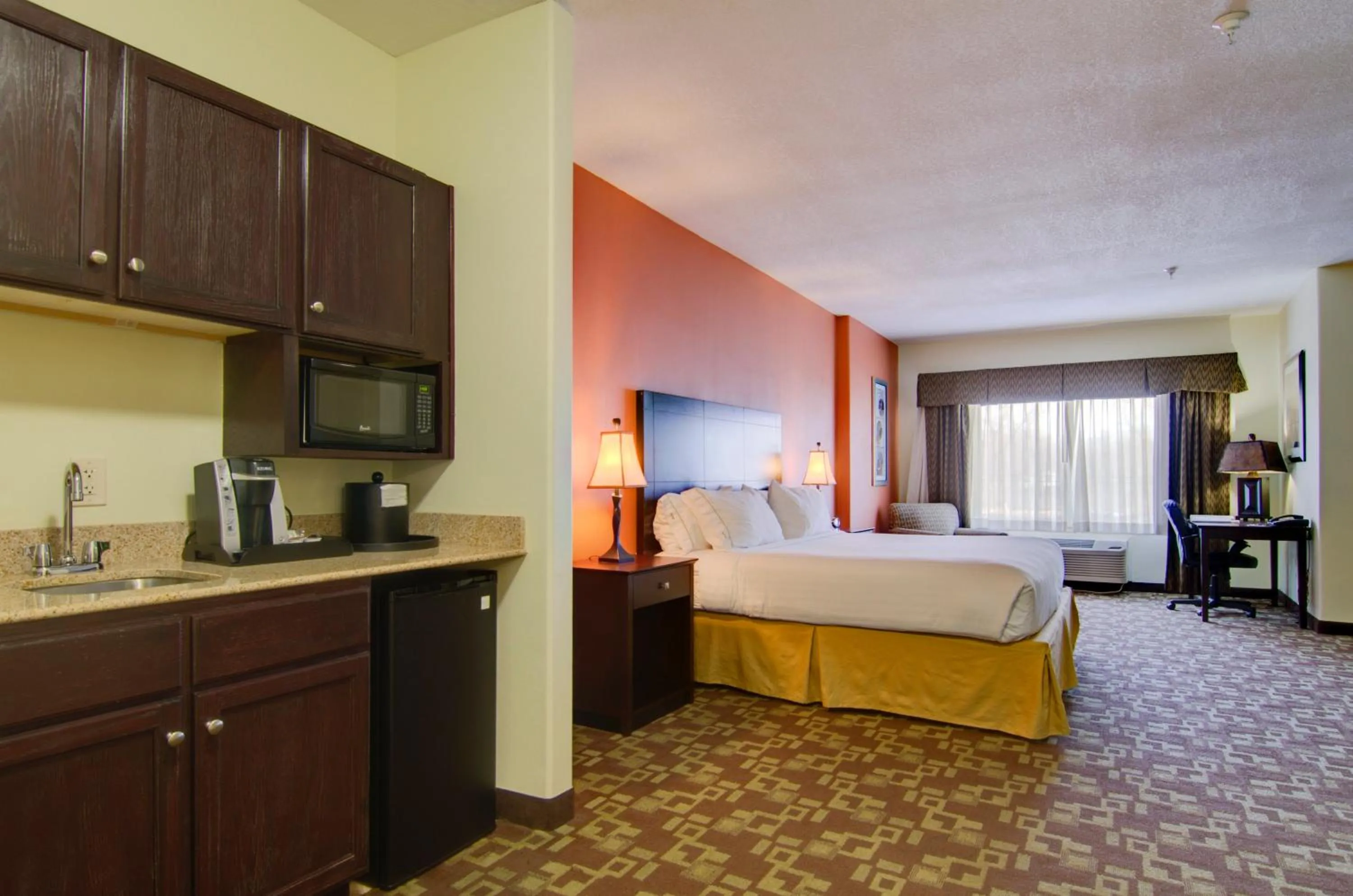 Photo of the whole room, Bed in Holiday Inn Express Hotel & Suites Kansas City Sports Complex by IHG