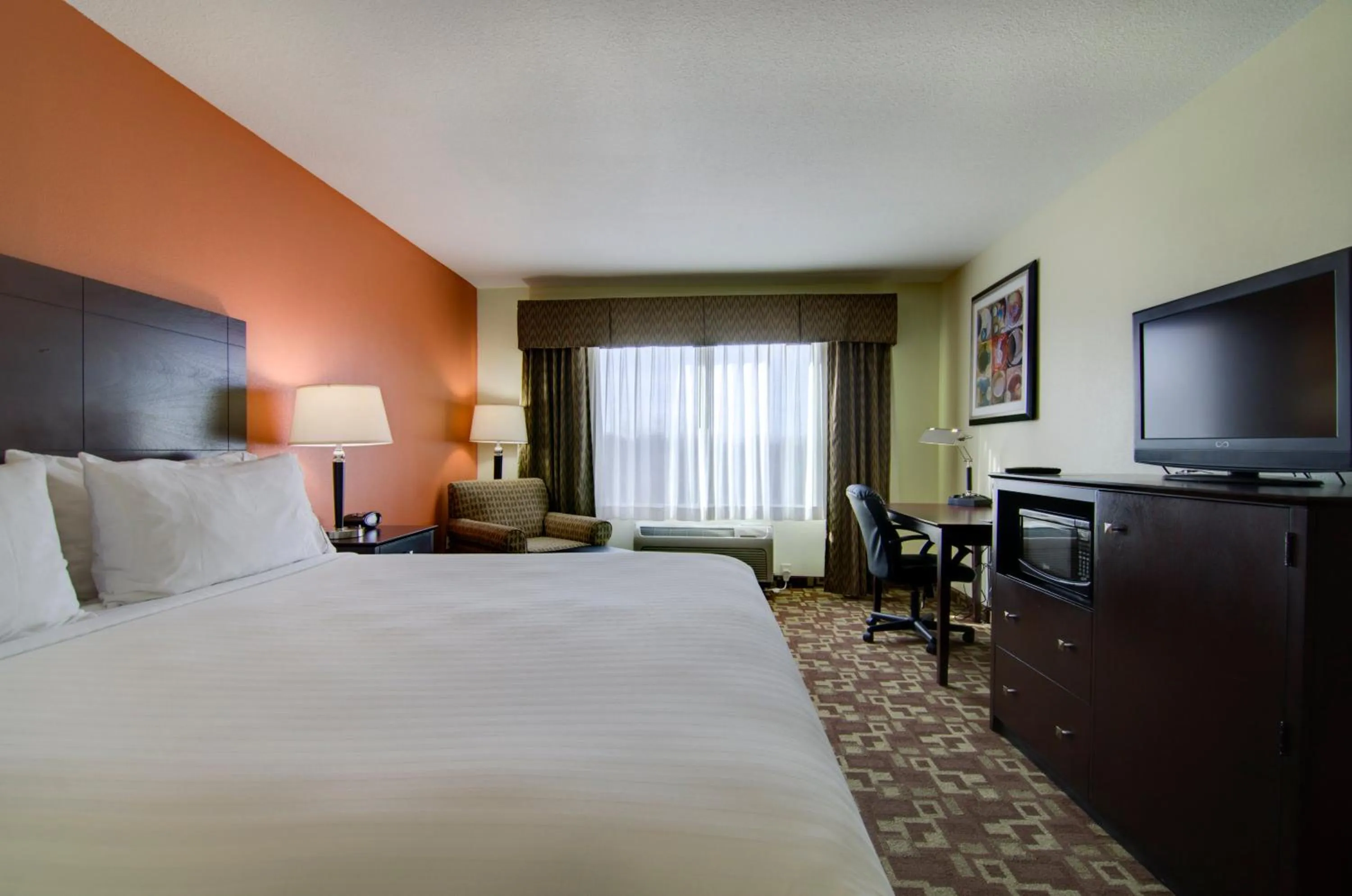 Photo of the whole room, Bed in Holiday Inn Express Hotel & Suites Kansas City Sports Complex by IHG