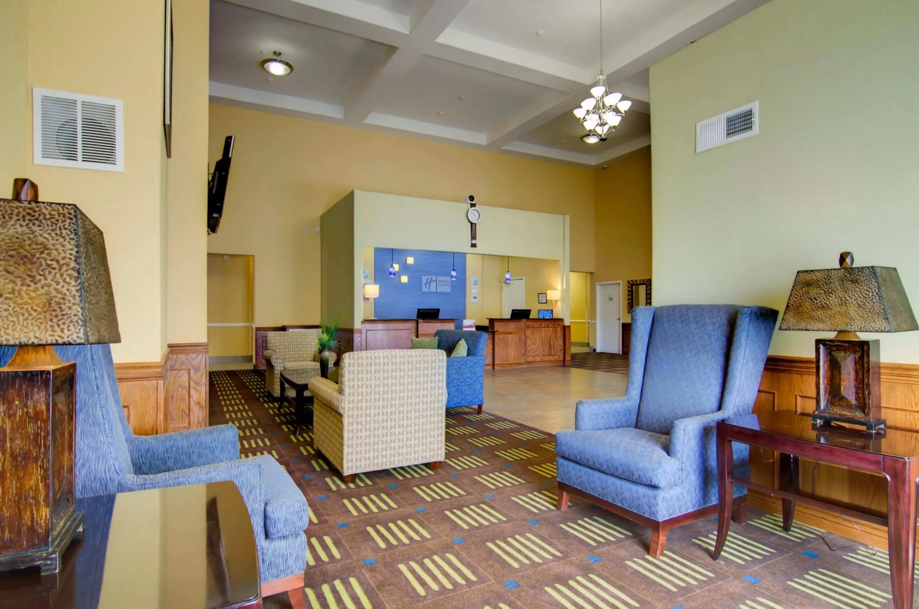Lobby or reception in Holiday Inn Express Hotel & Suites Kansas City Sports Complex by IHG