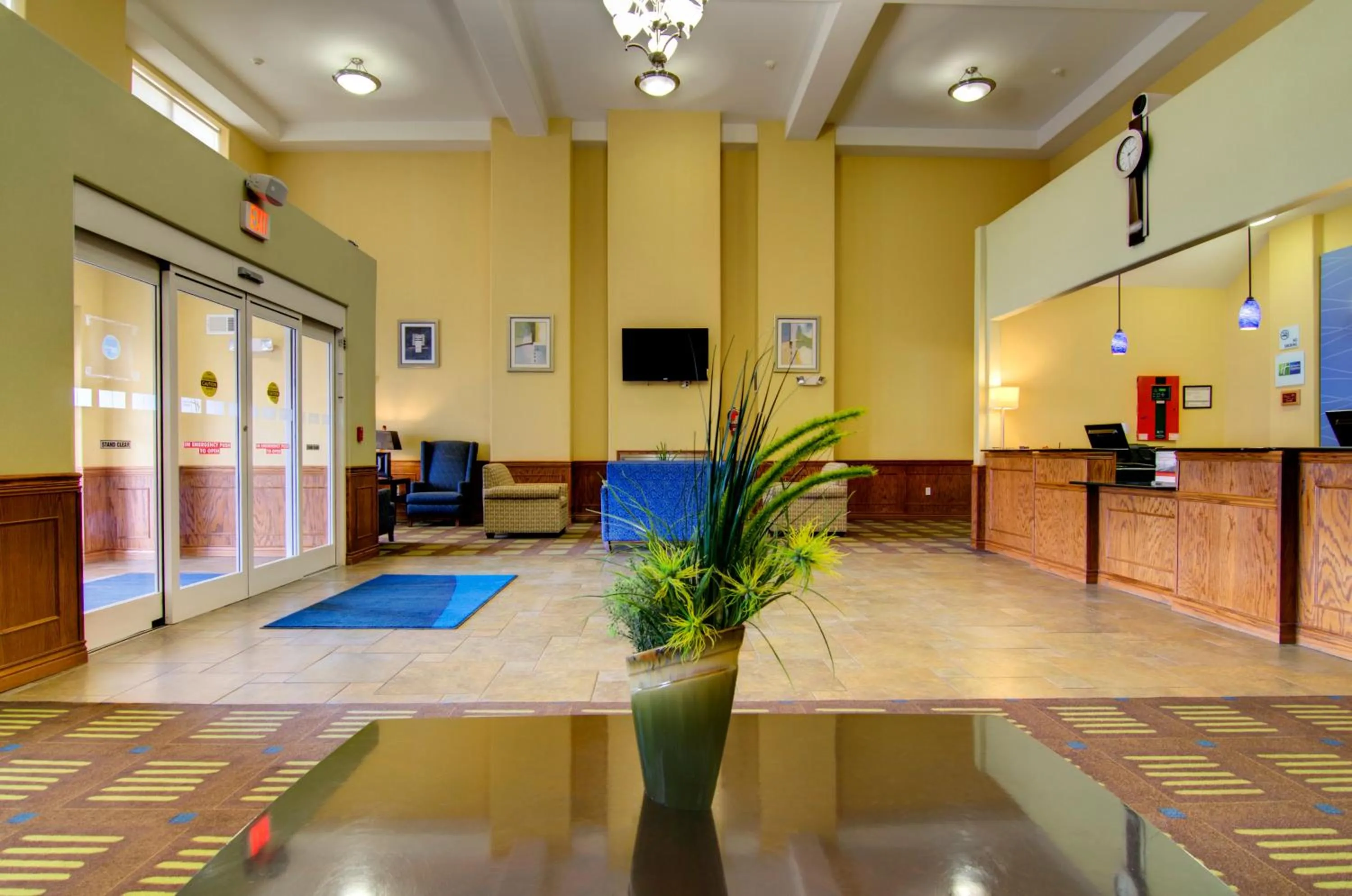 Lobby or reception in Holiday Inn Express Hotel & Suites Kansas City Sports Complex by IHG