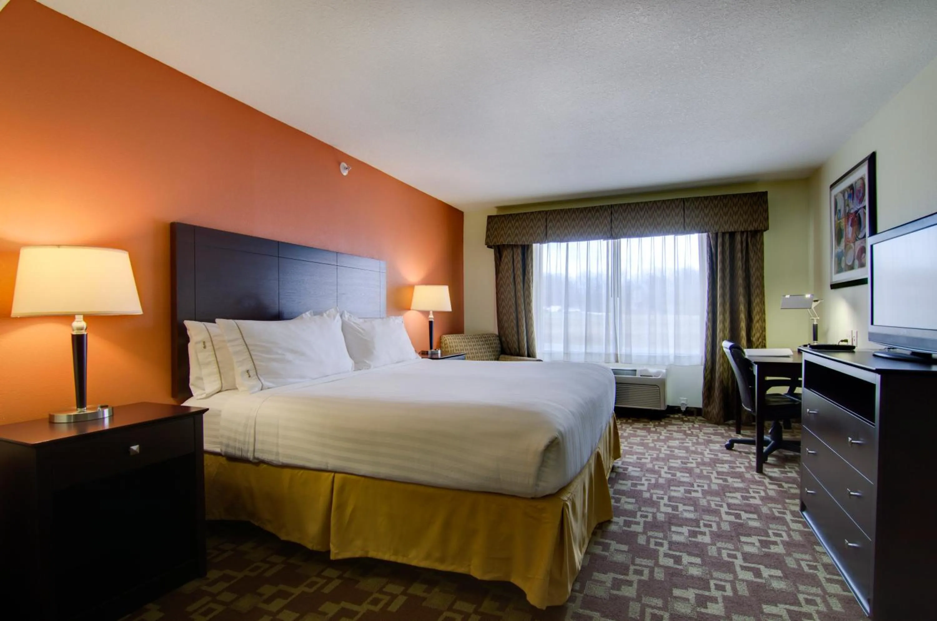 Photo of the whole room, Bed in Holiday Inn Express Hotel & Suites Kansas City Sports Complex by IHG