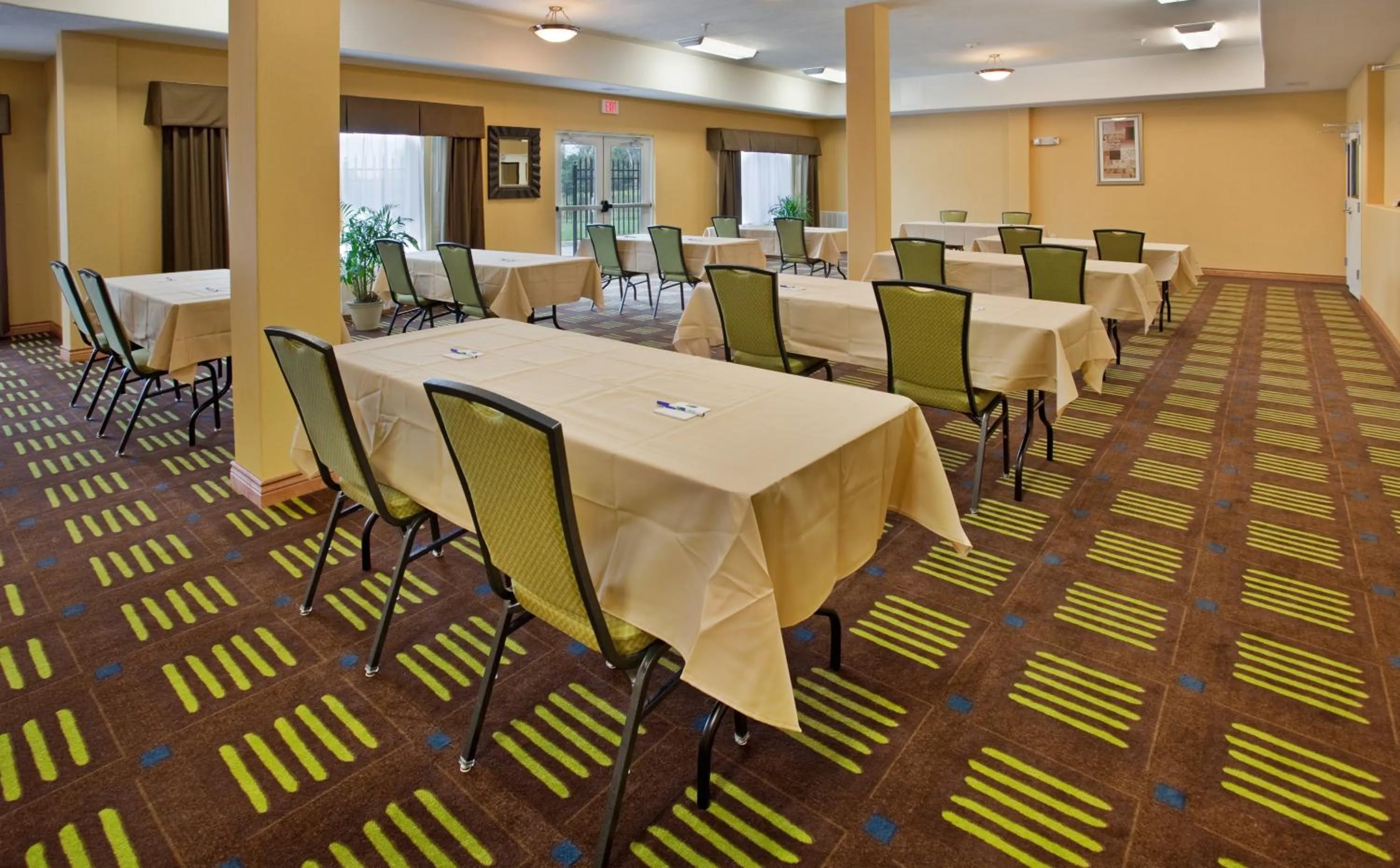 Meeting/conference room in Holiday Inn Express Hotel & Suites Kansas City Sports Complex by IHG