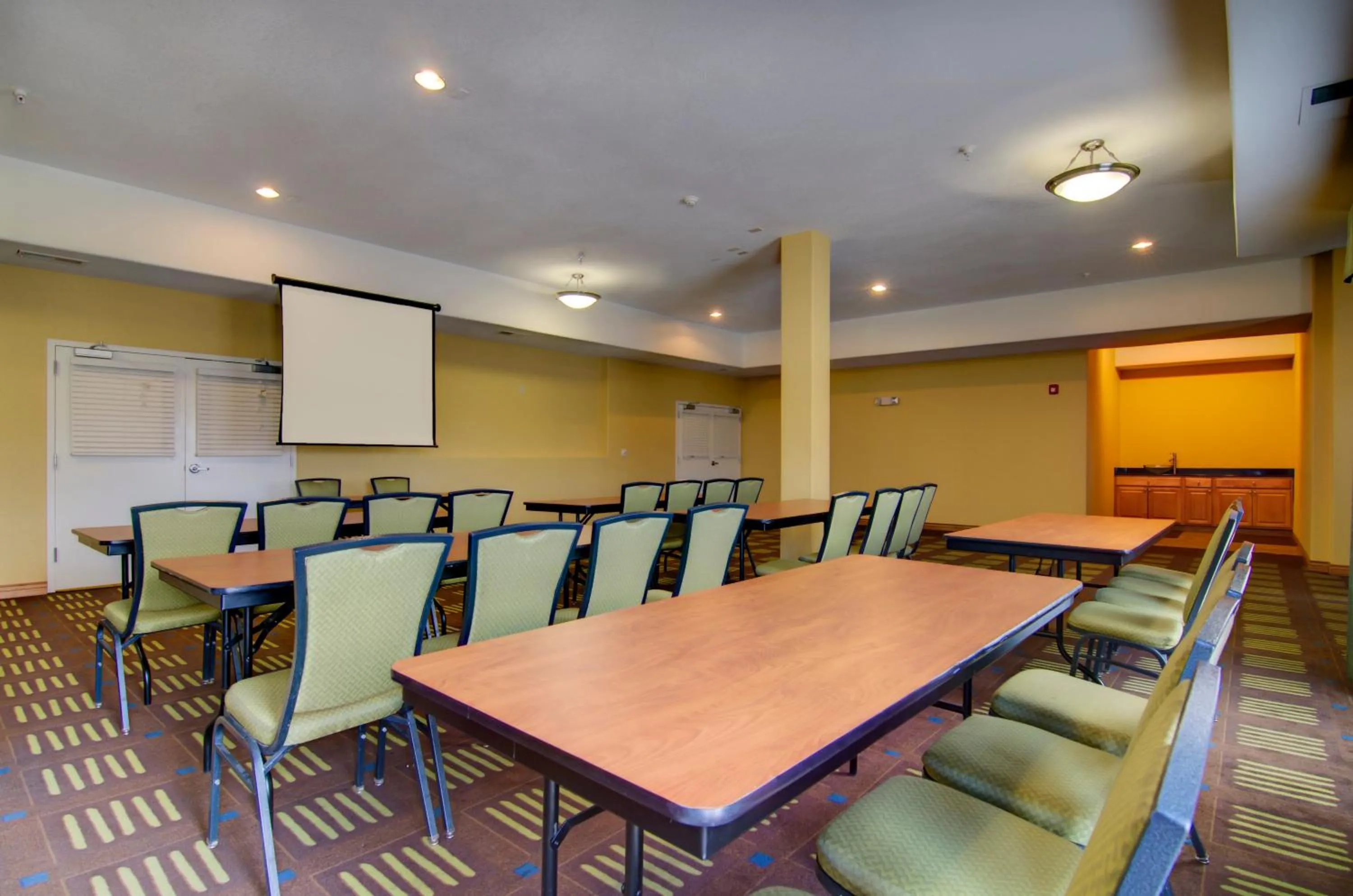 Meeting/conference room in Holiday Inn Express Hotel & Suites Kansas City Sports Complex by IHG