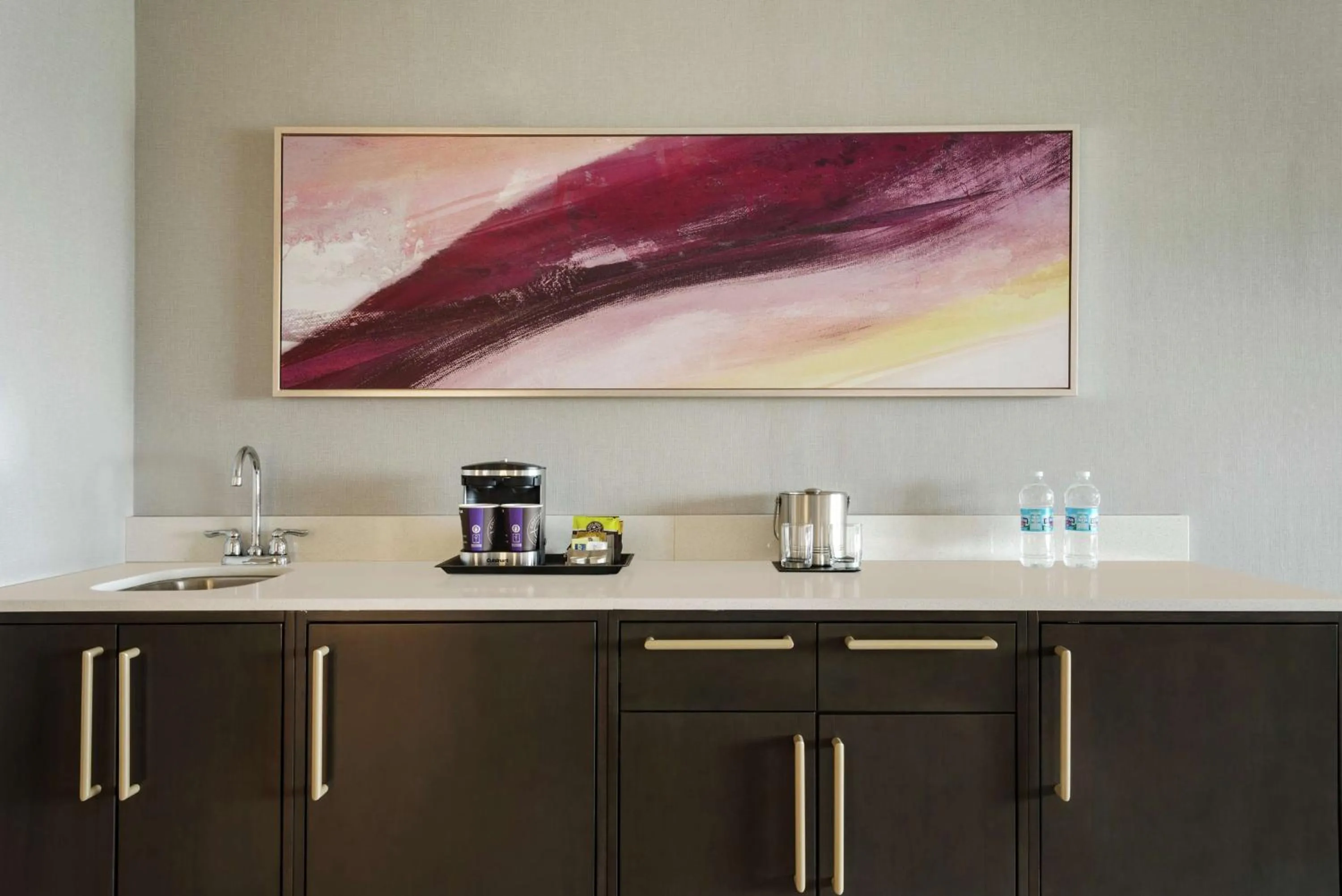 Kitchen or kitchenette in DoubleTree by Hilton St. Paul, MN