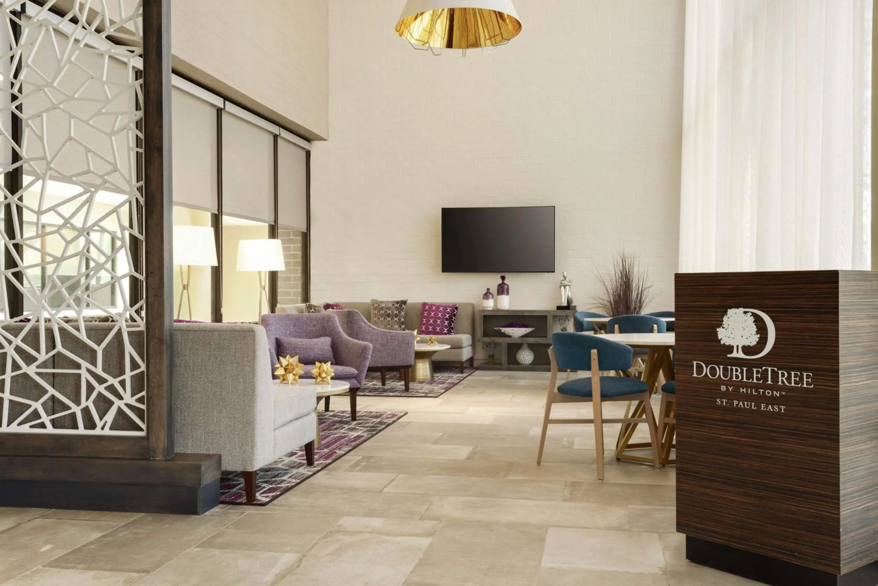 Lobby or reception in DoubleTree by Hilton St. Paul, MN