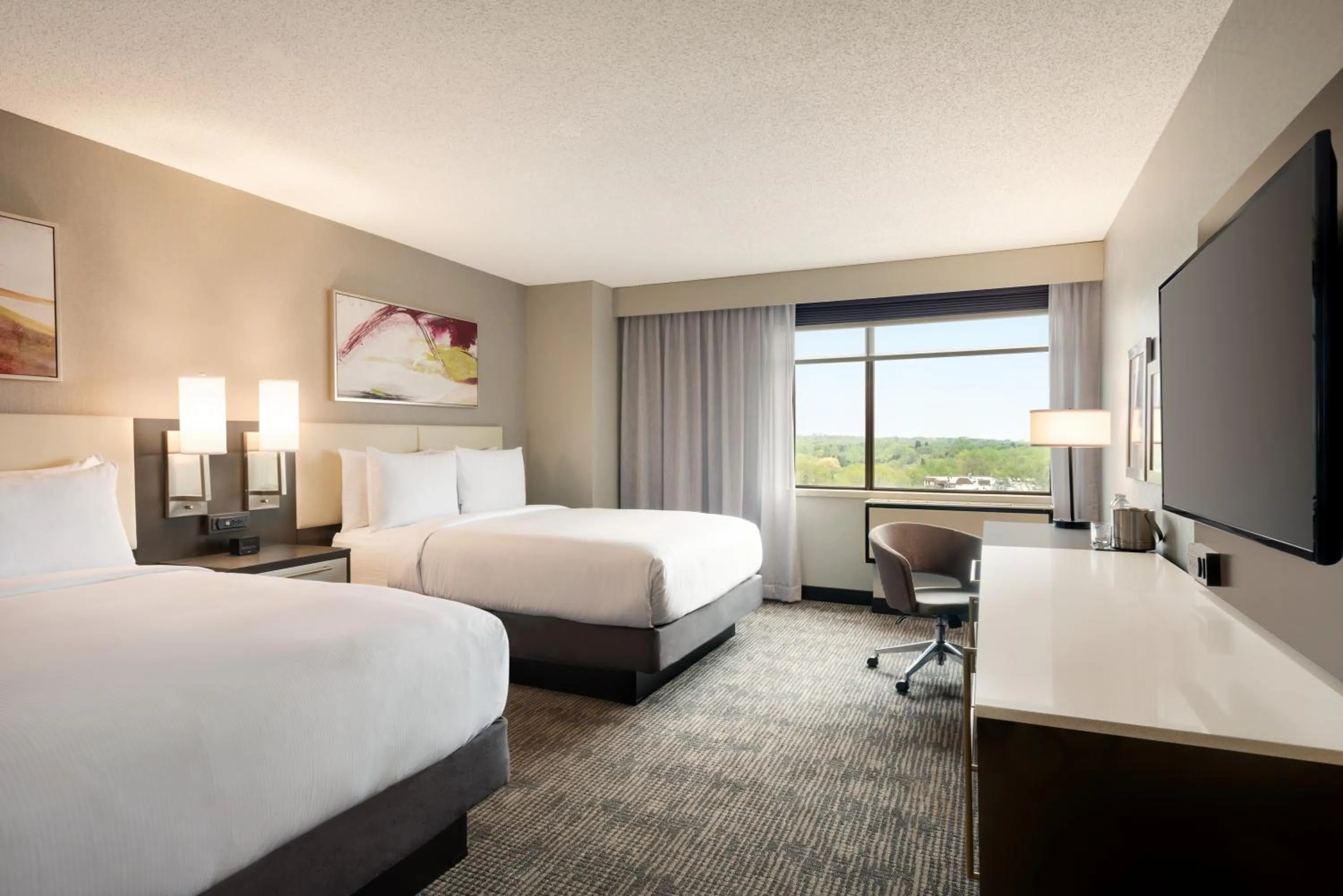 Bedroom, Bed in DoubleTree by Hilton St. Paul, MN