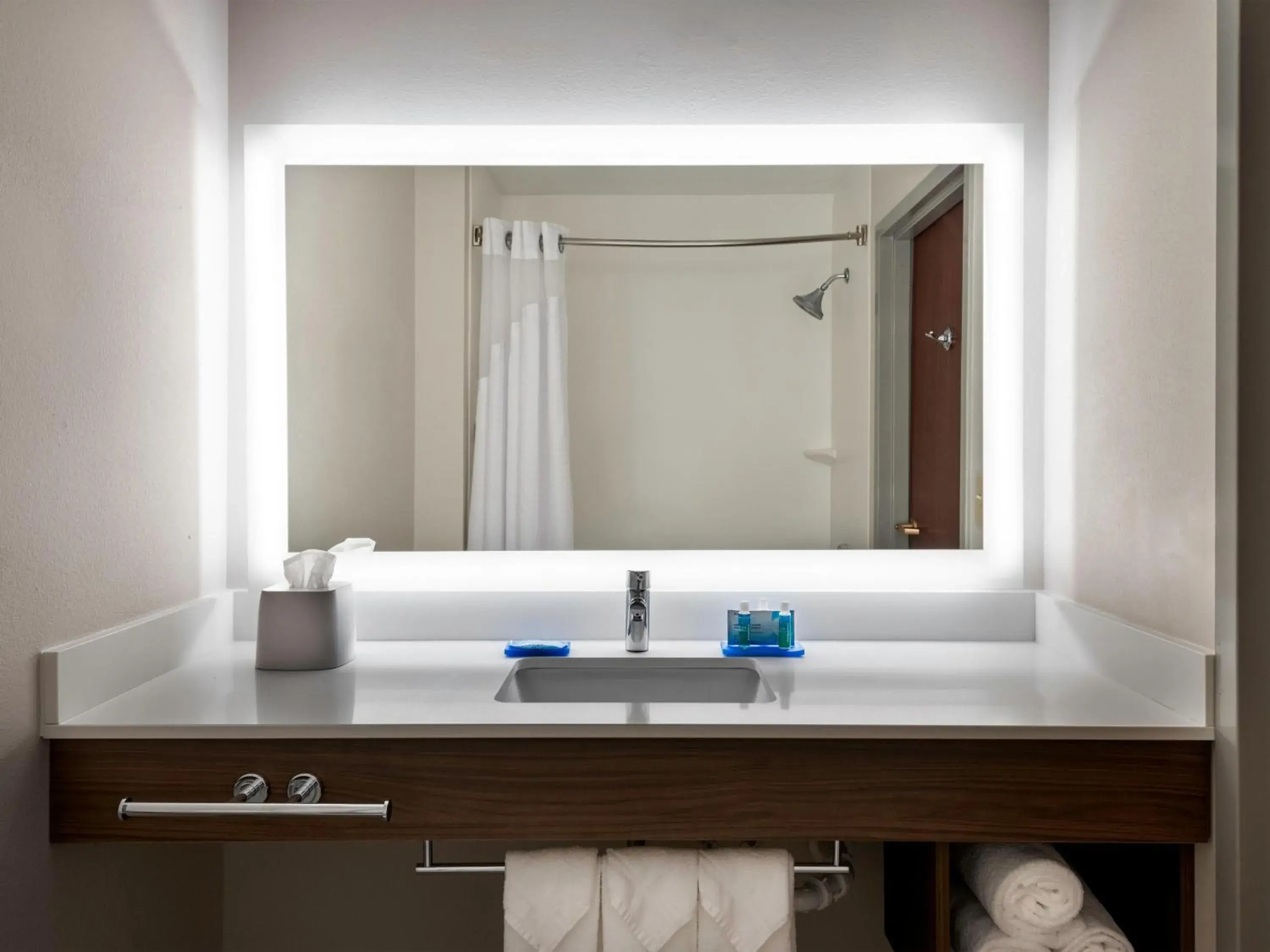 Standard Room in Holiday Inn Express & Suites Charlotte Arpt-Belmont by IHG Standard Room in Holiday Inn Express & Suites Charlotte Arpt-Belmont by IHG