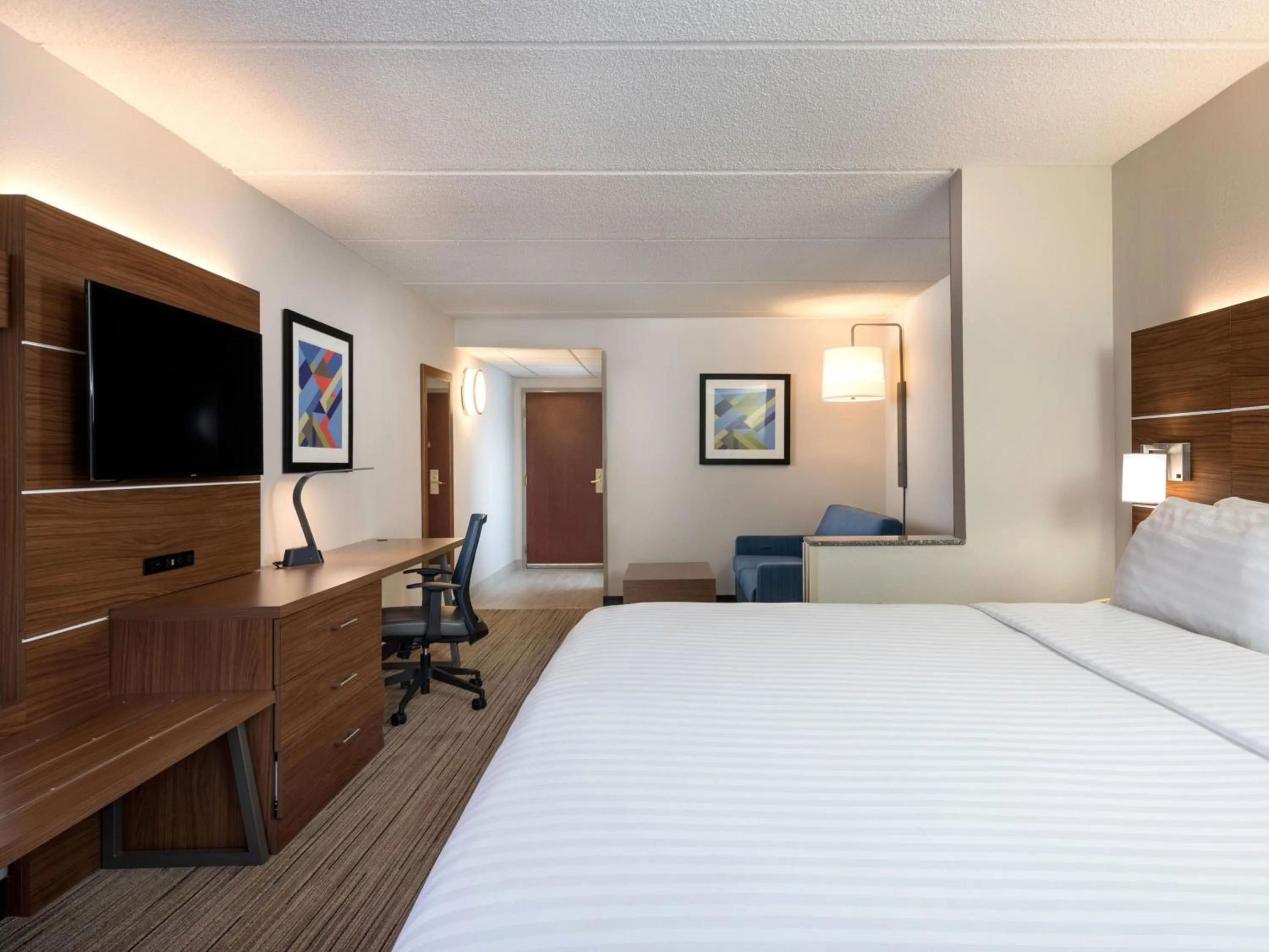 Bedroom, Bed in Holiday Inn Express & Suites Charlotte Arpt-Belmont by IHG
