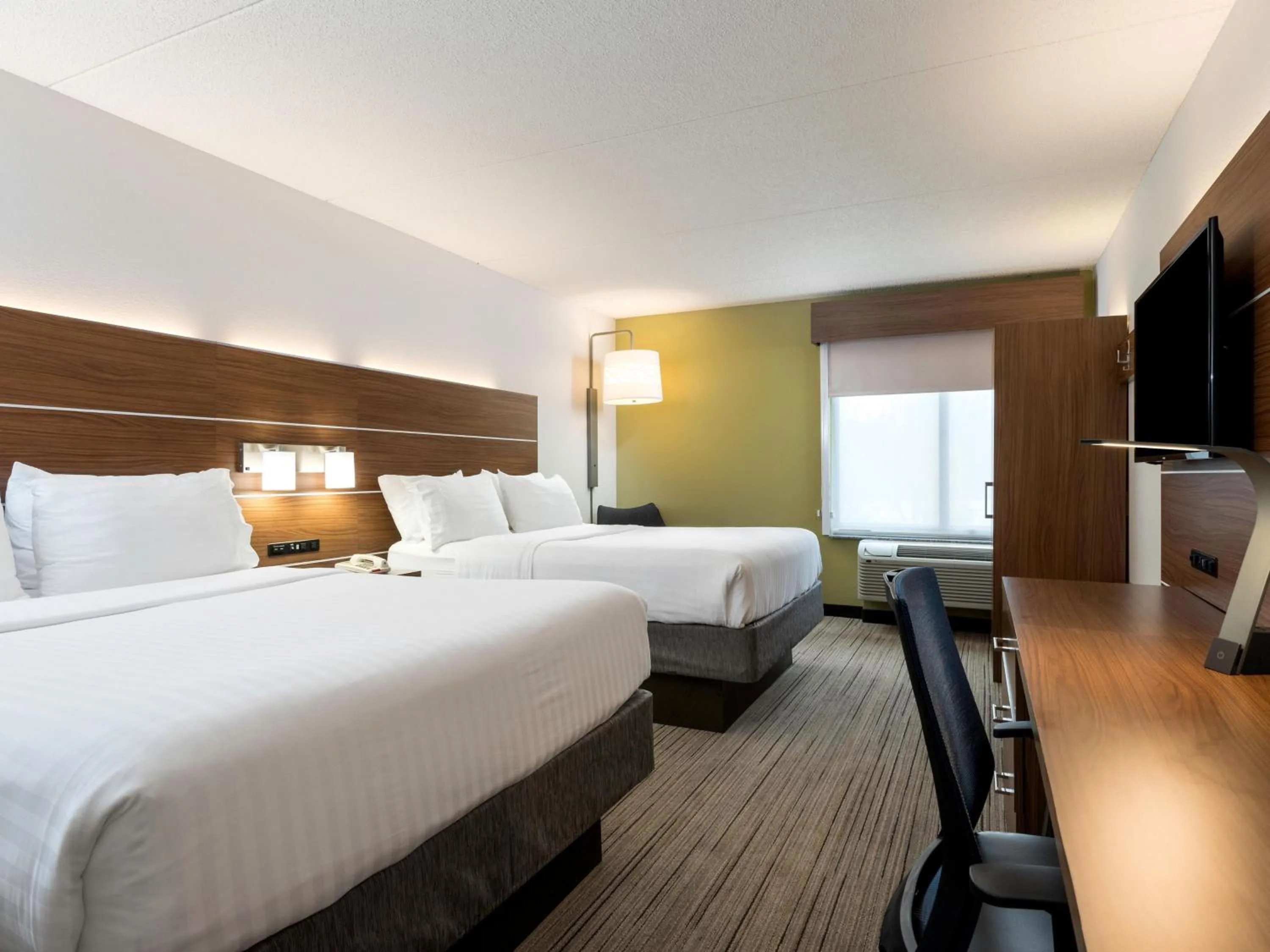 Bedroom, Bed in Holiday Inn Express & Suites Charlotte Arpt-Belmont by IHG