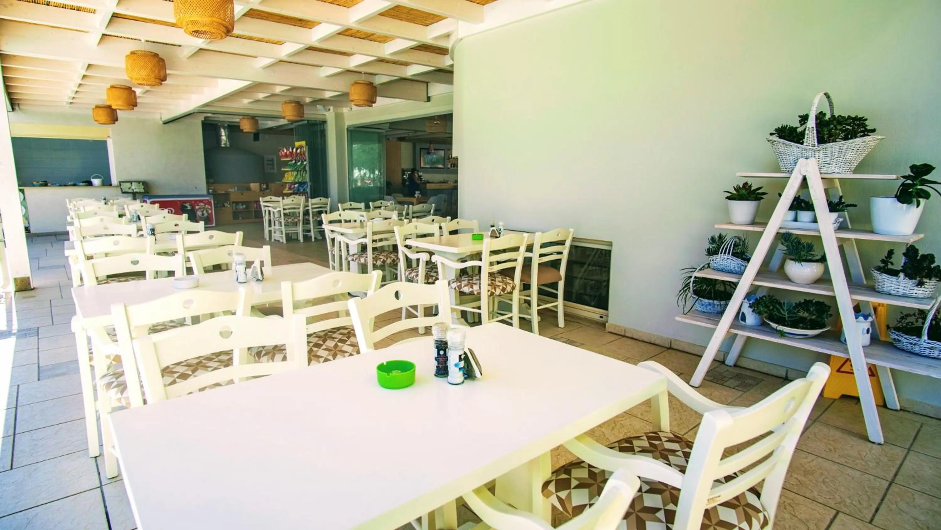 Restaurant/places to eat in Pela Sofia