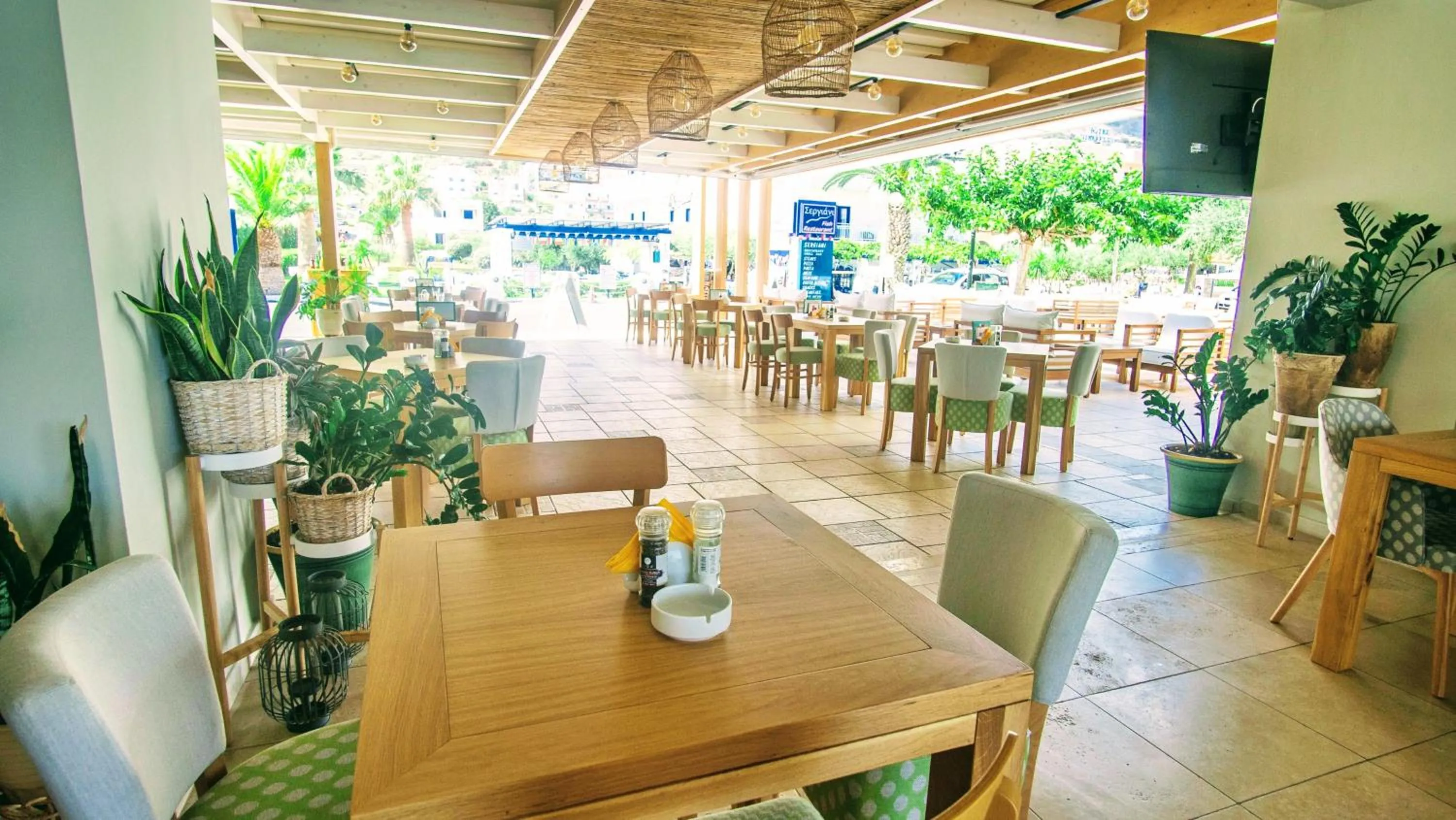 Restaurant/places to eat in Pela Sofia