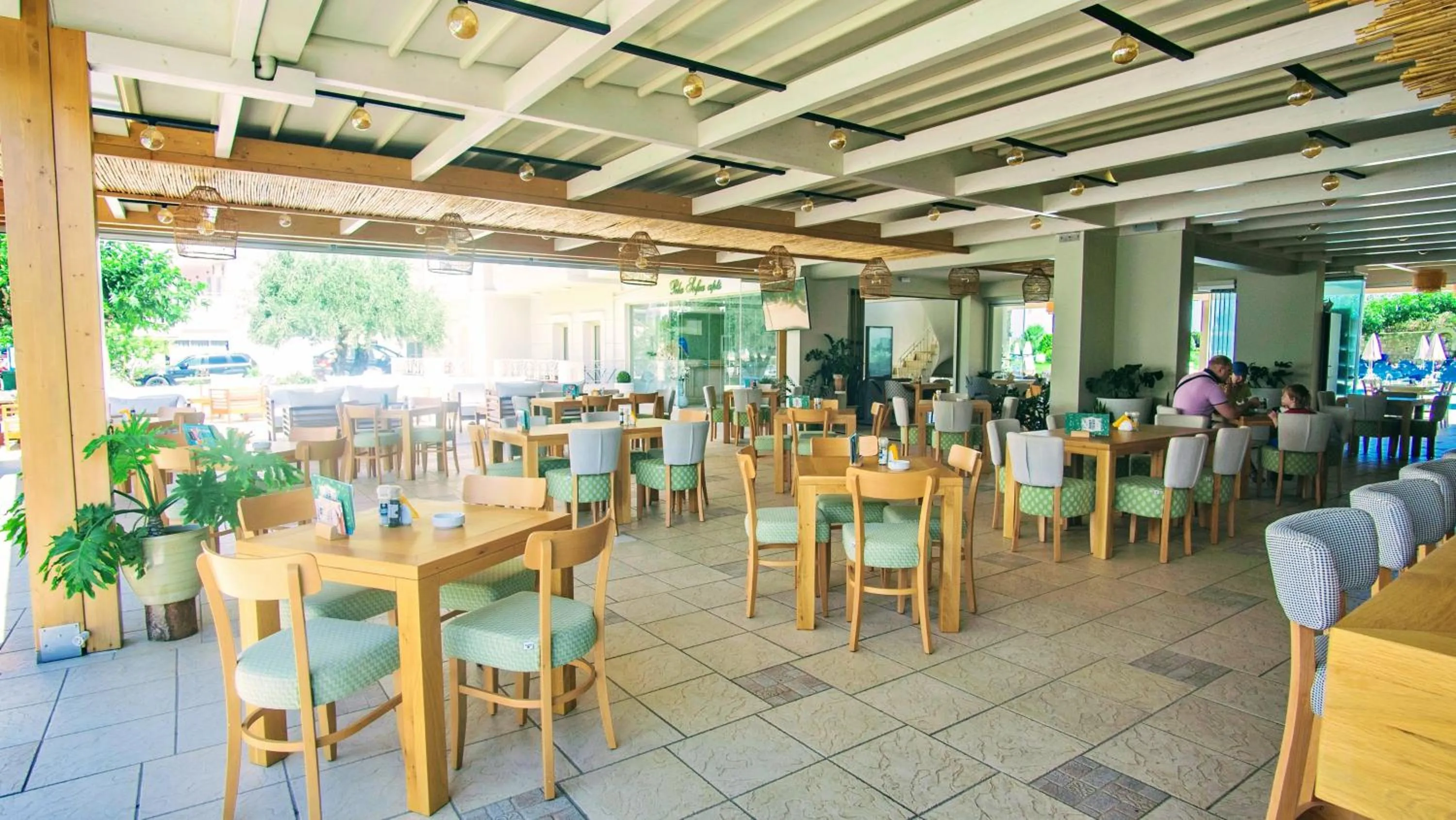 Restaurant/places to eat in Pela Sofia