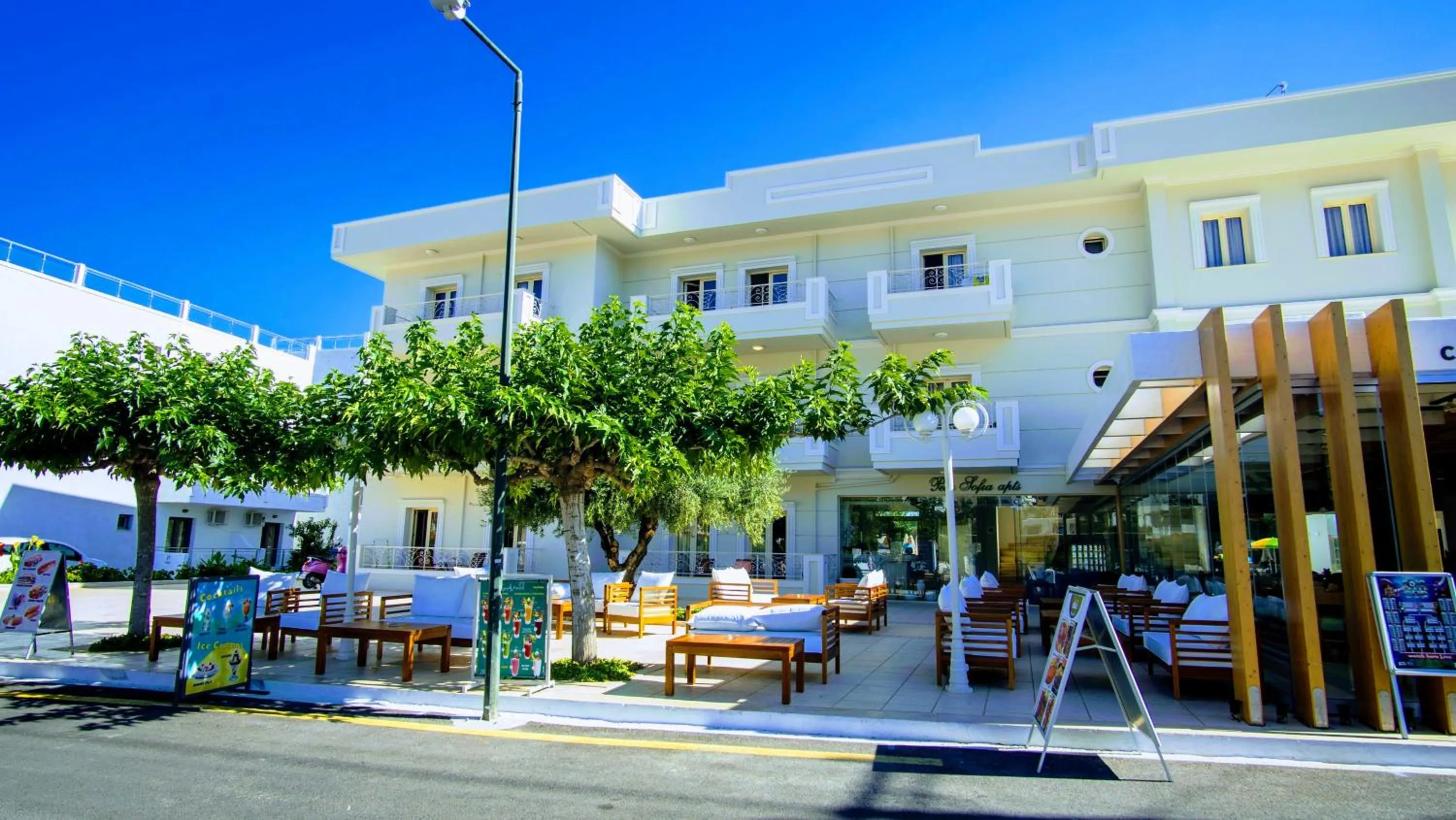 Facade/entrance in Pela Sofia